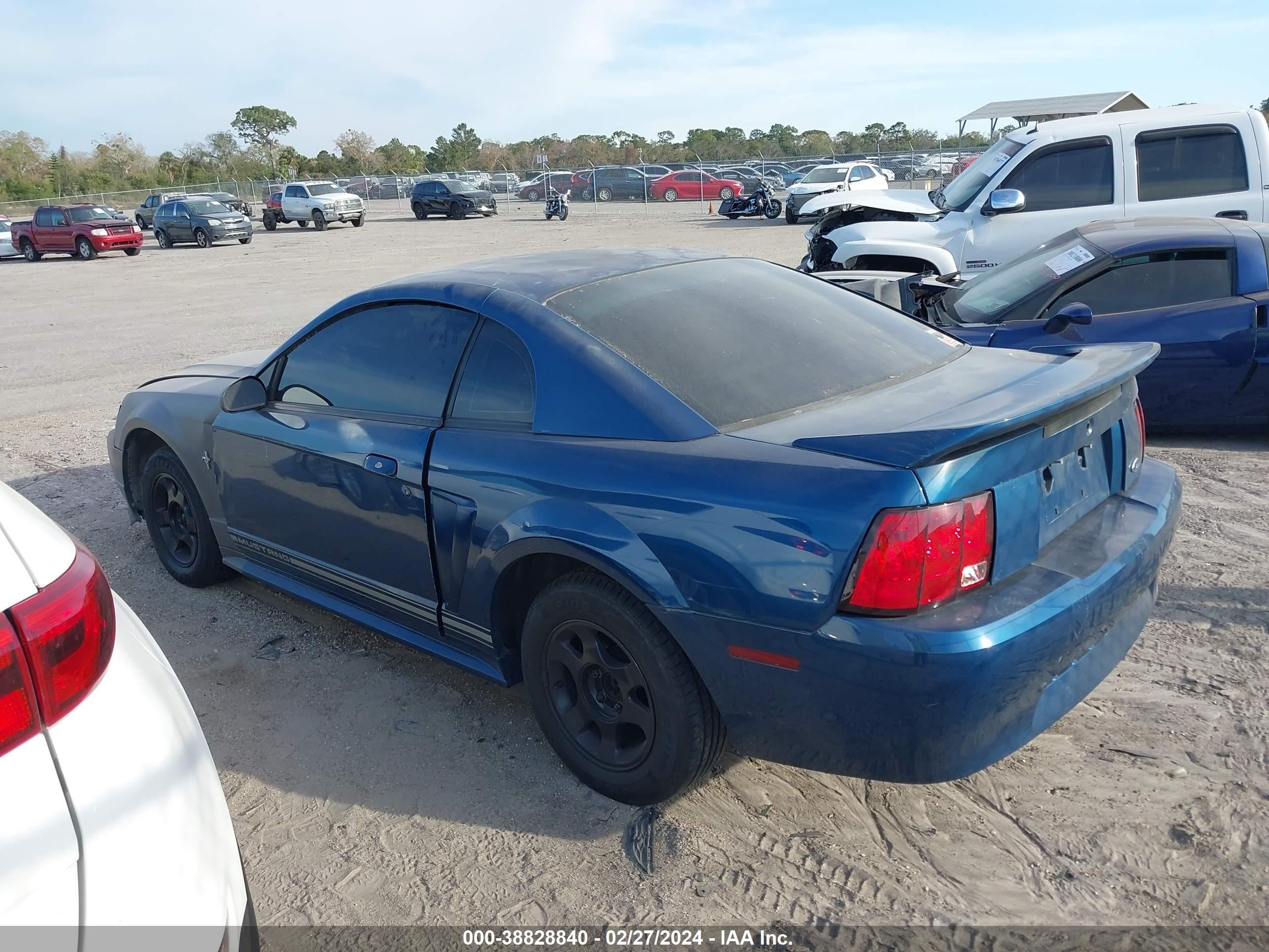 Photo 2 VIN: 1FAFP4047YF247997 - FORD MUSTANG 