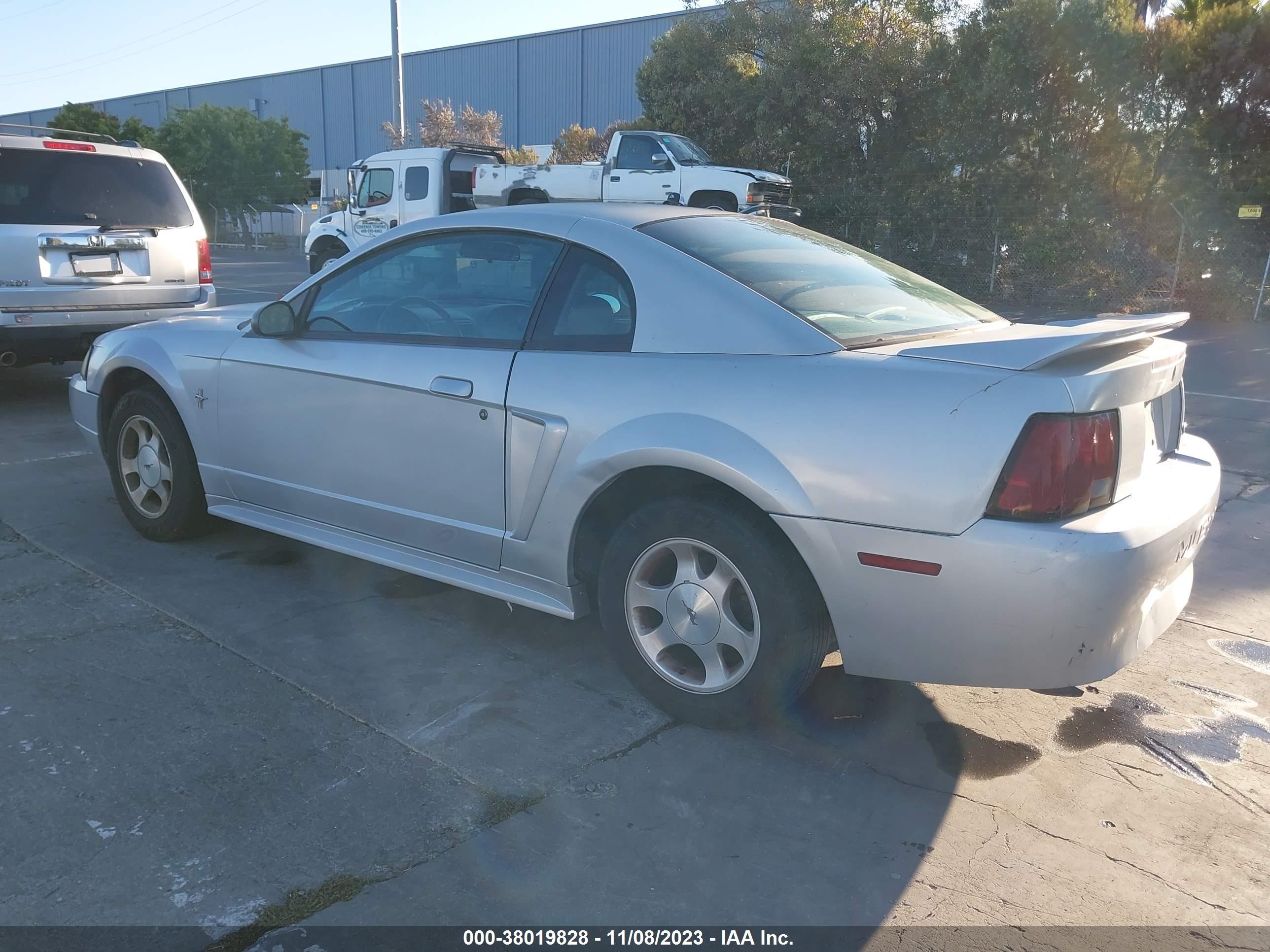 Photo 2 VIN: 1FAFP4047YF313173 - FORD MUSTANG 