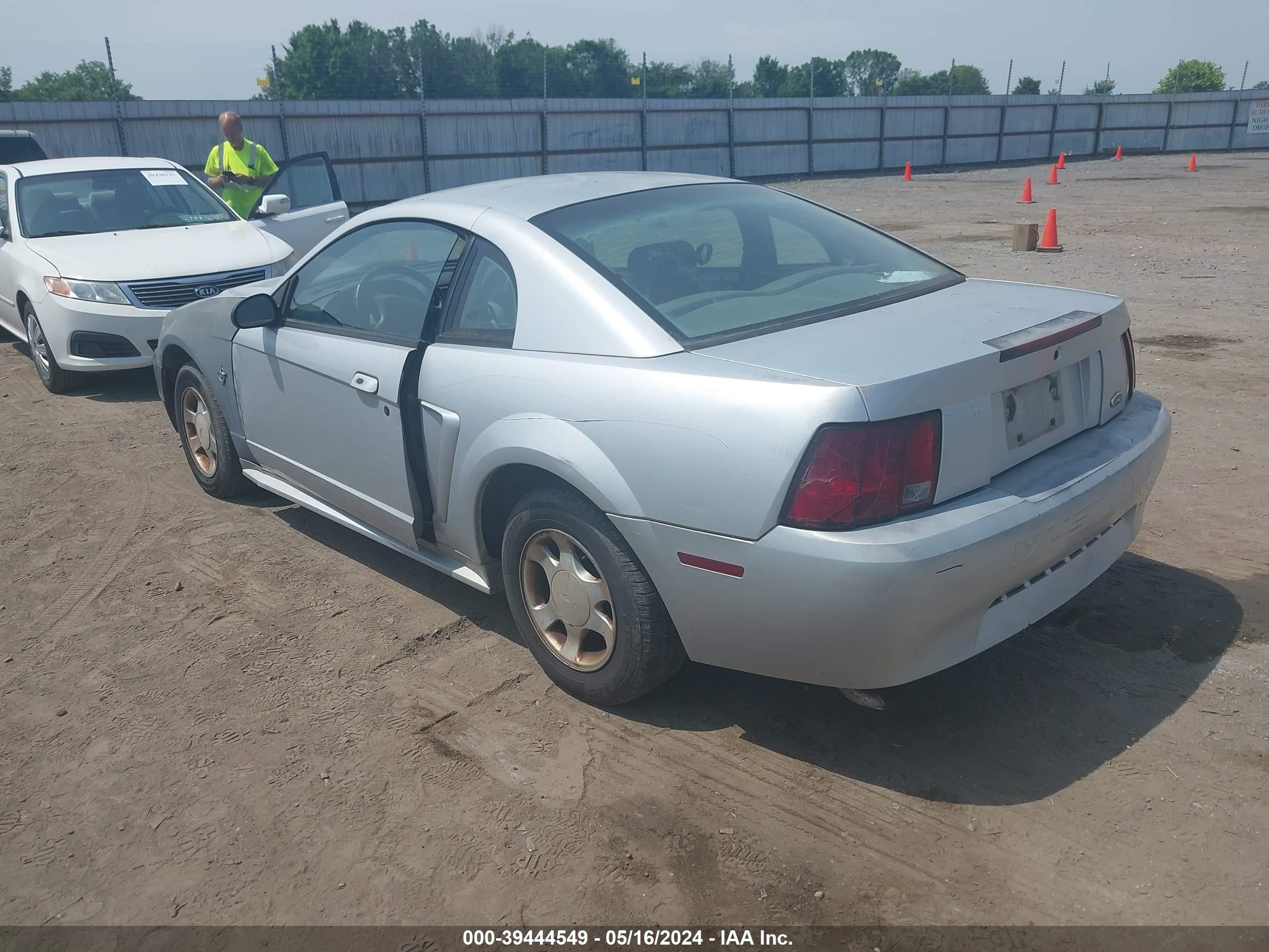 Photo 2 VIN: 1FAFP4049XF140898 - FORD MUSTANG 