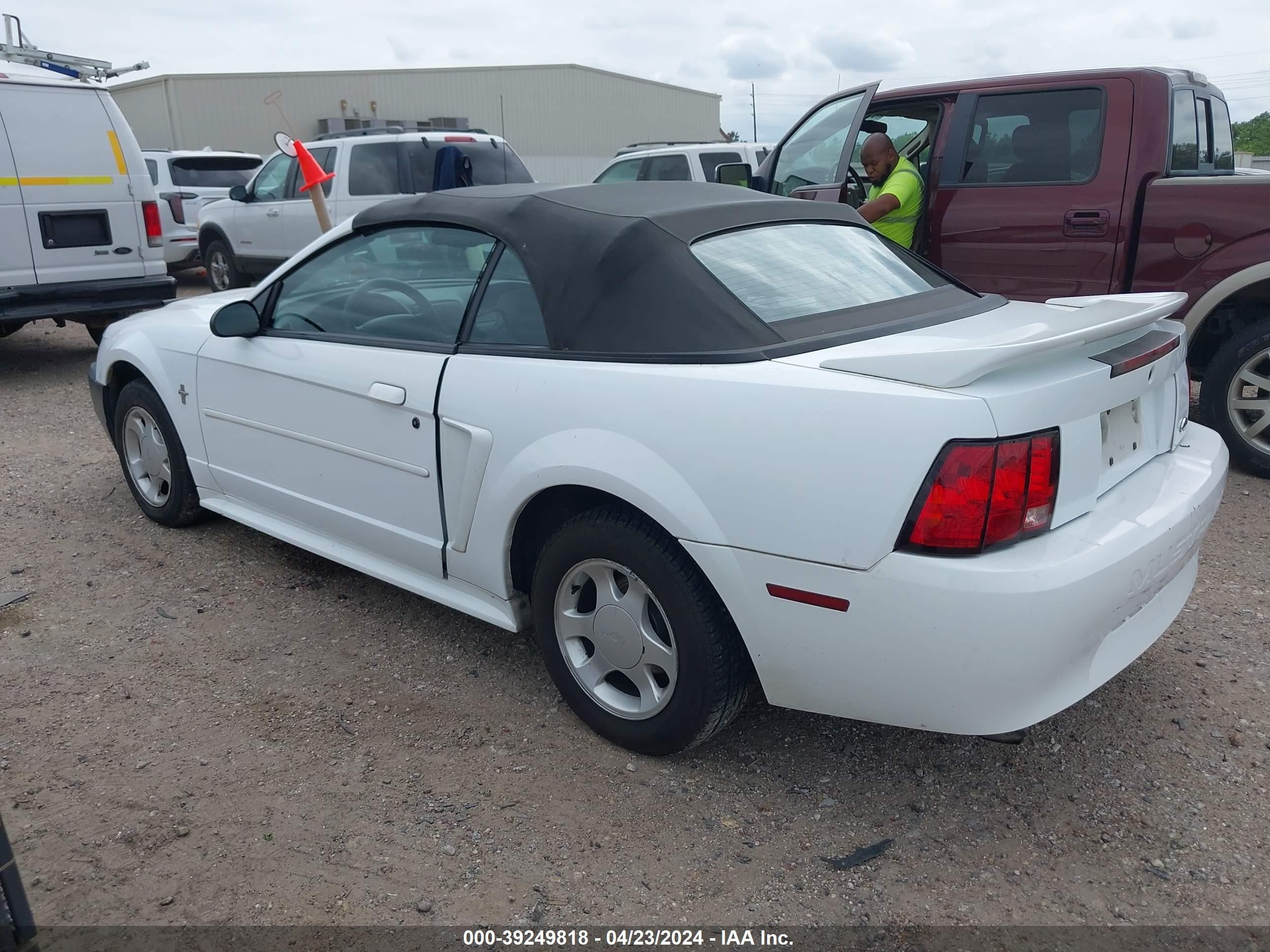 Photo 2 VIN: 1FAFP4442YF119743 - FORD MUSTANG 