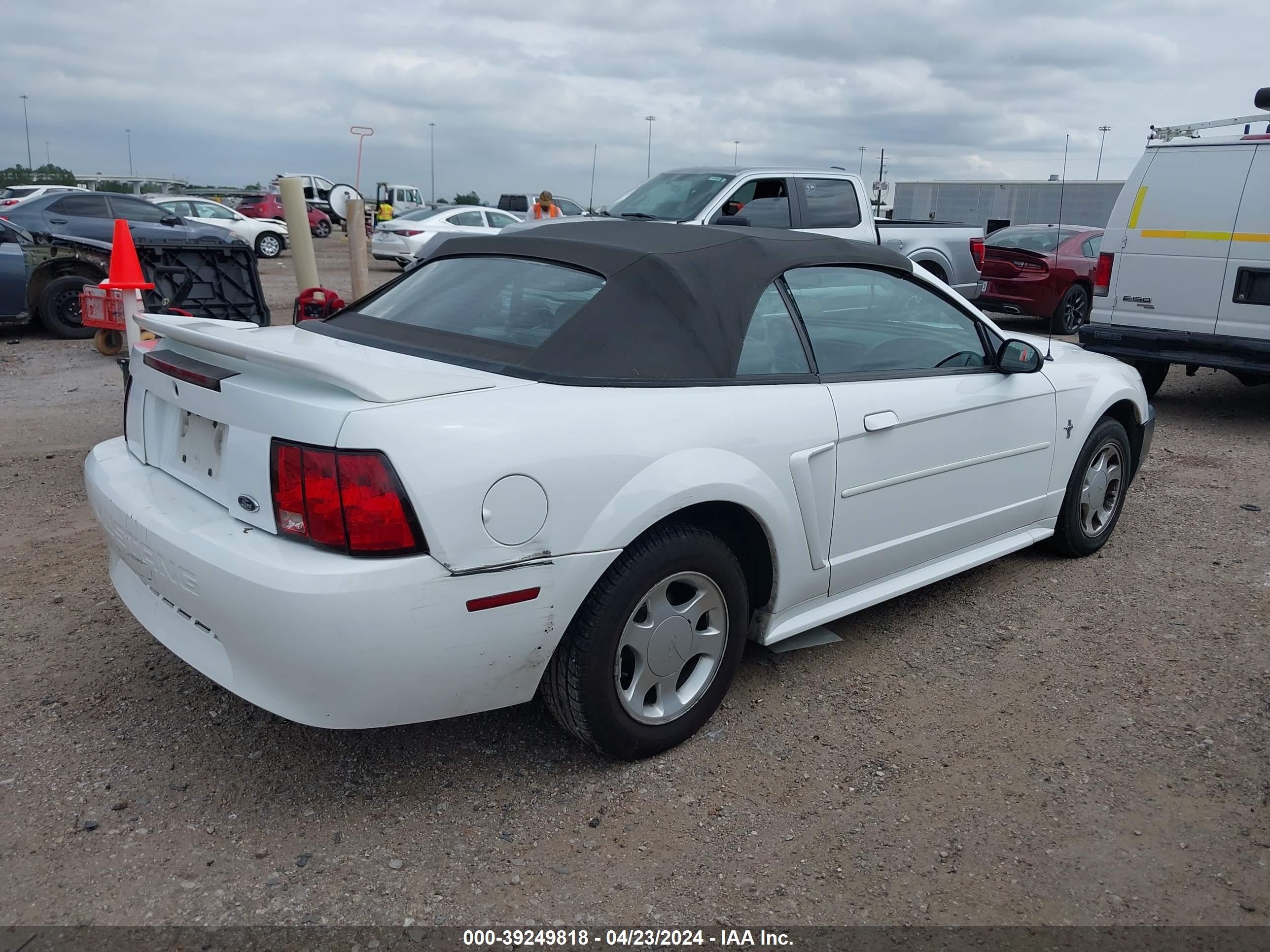 Photo 3 VIN: 1FAFP4442YF119743 - FORD MUSTANG 