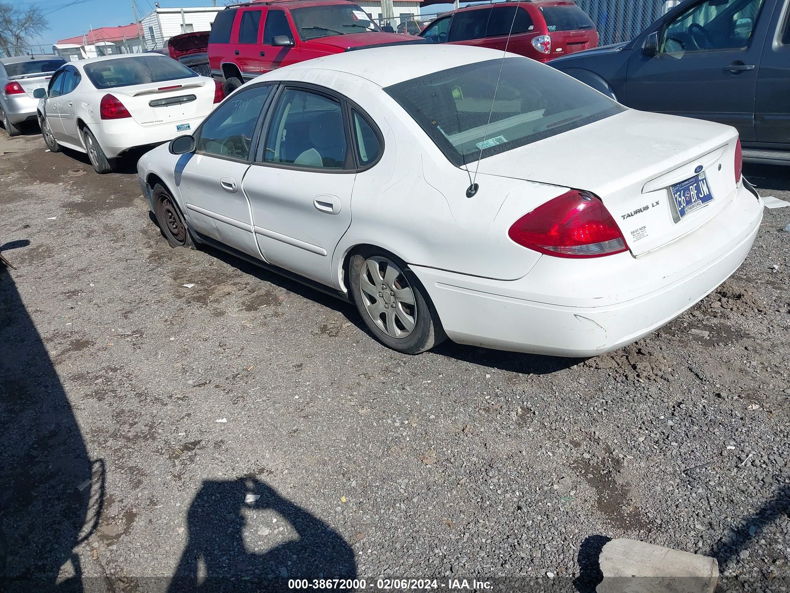 Photo 2 VIN: 1FAFP522X4A184953 - FORD TAURUS 