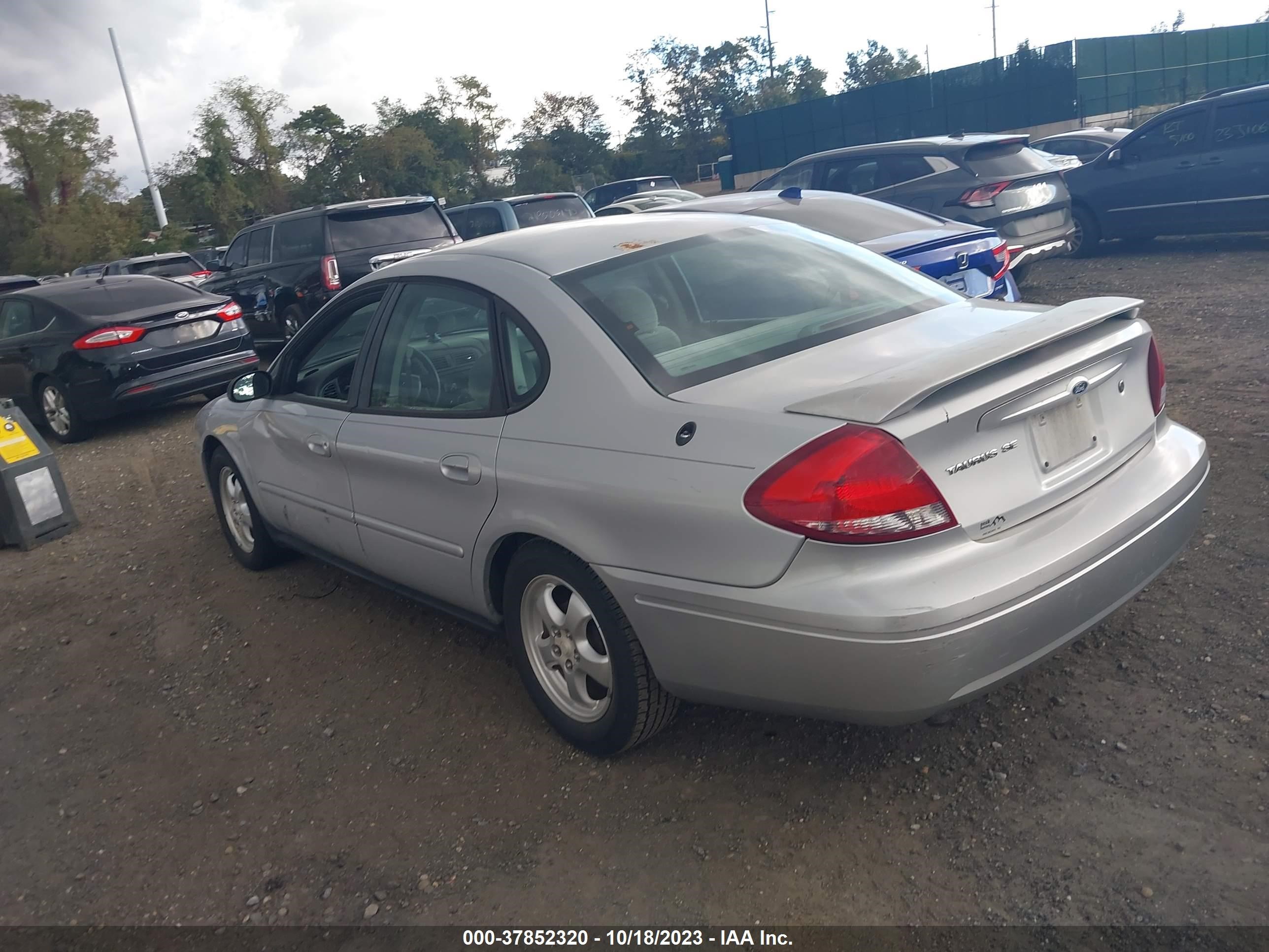 Photo 2 VIN: 1FAFP53205A124020 - FORD TAURUS 