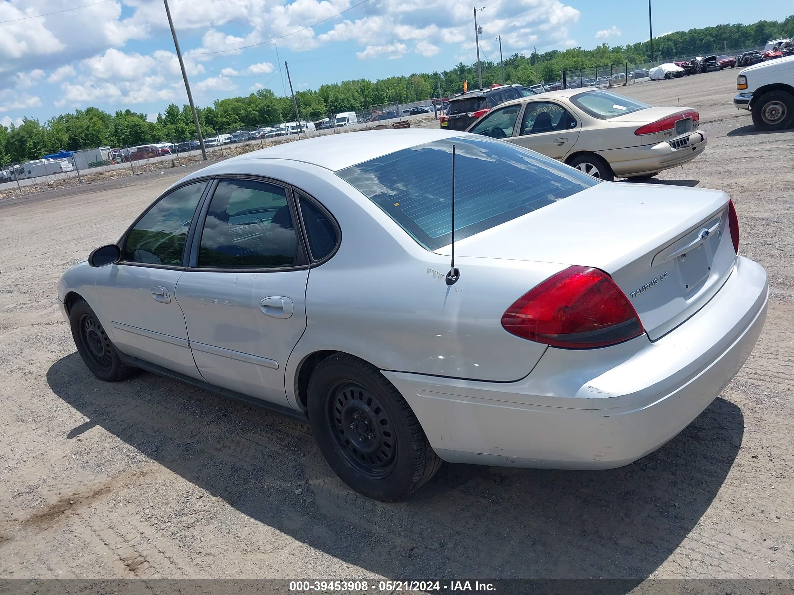 Photo 2 VIN: 1FAFP53275A272438 - FORD TAURUS 