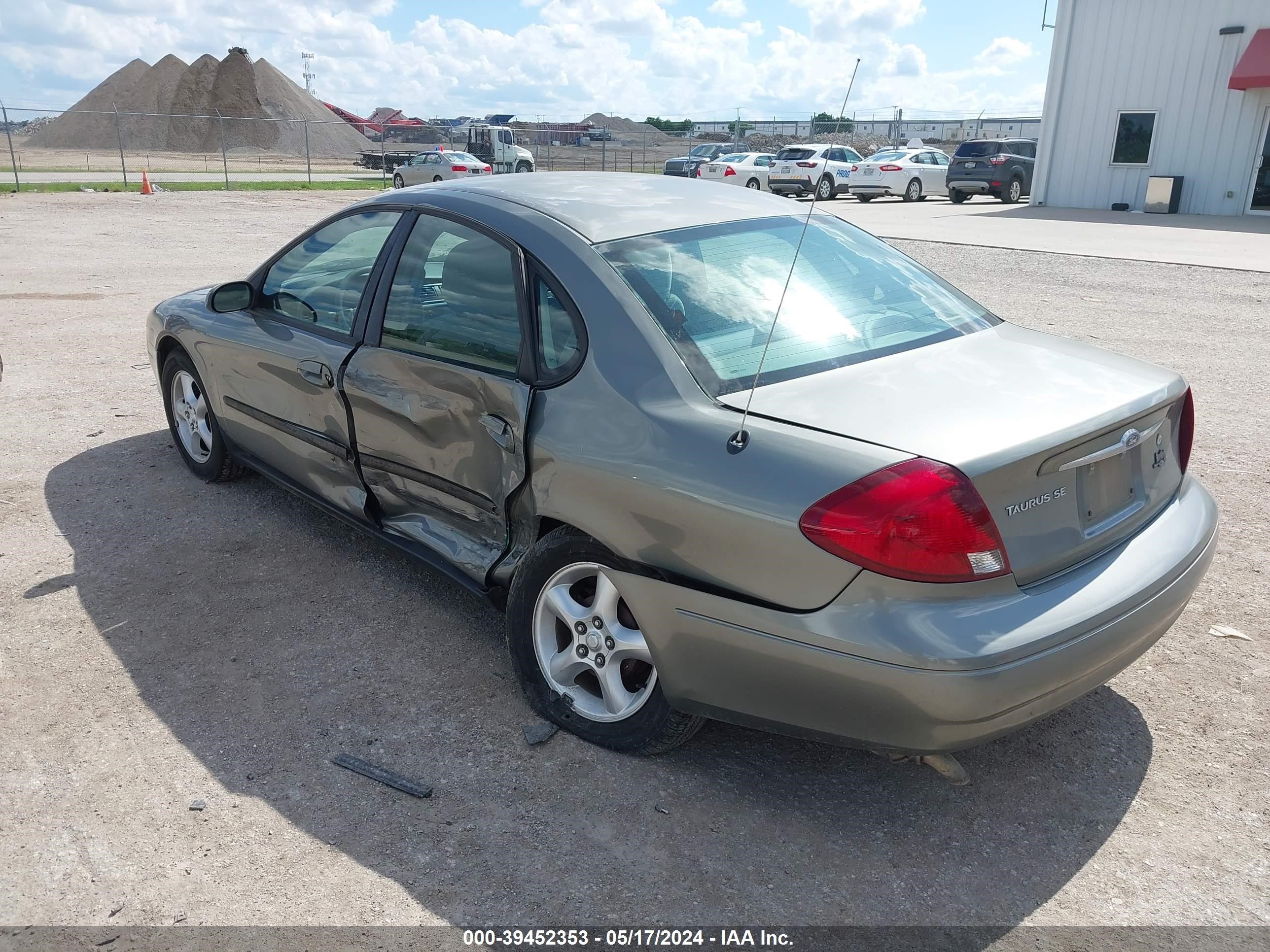 Photo 2 VIN: 1FAFP53U61A188316 - FORD TAURUS 