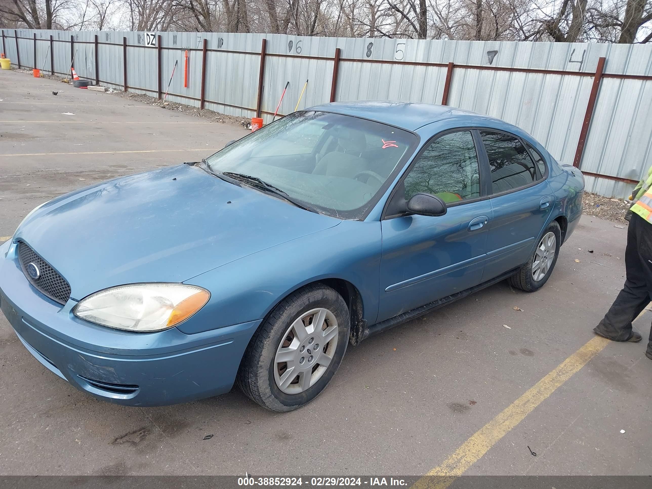 Photo 1 VIN: 1FAFP53UX7A187615 - FORD TAURUS 