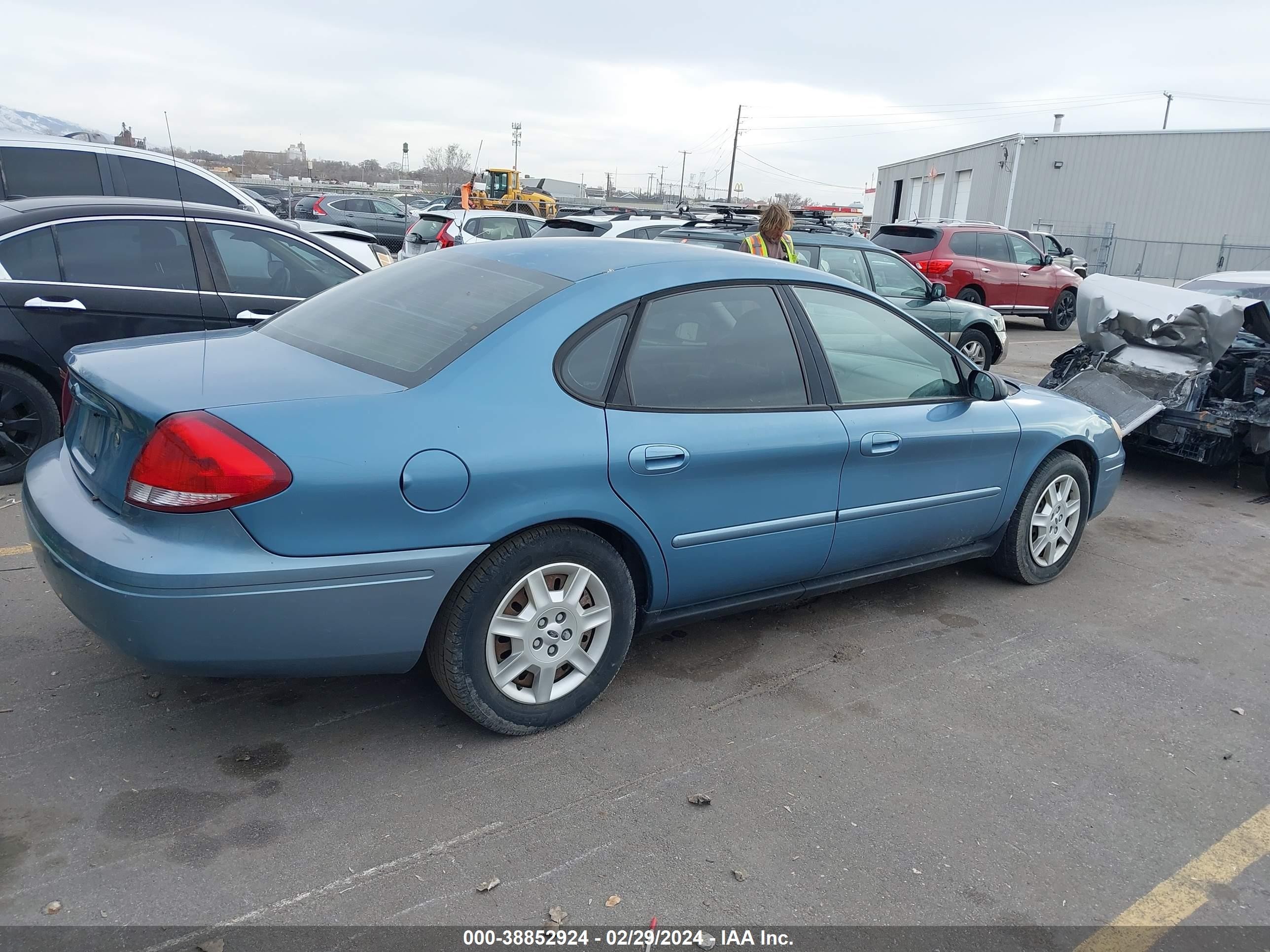 Photo 3 VIN: 1FAFP53UX7A187615 - FORD TAURUS 