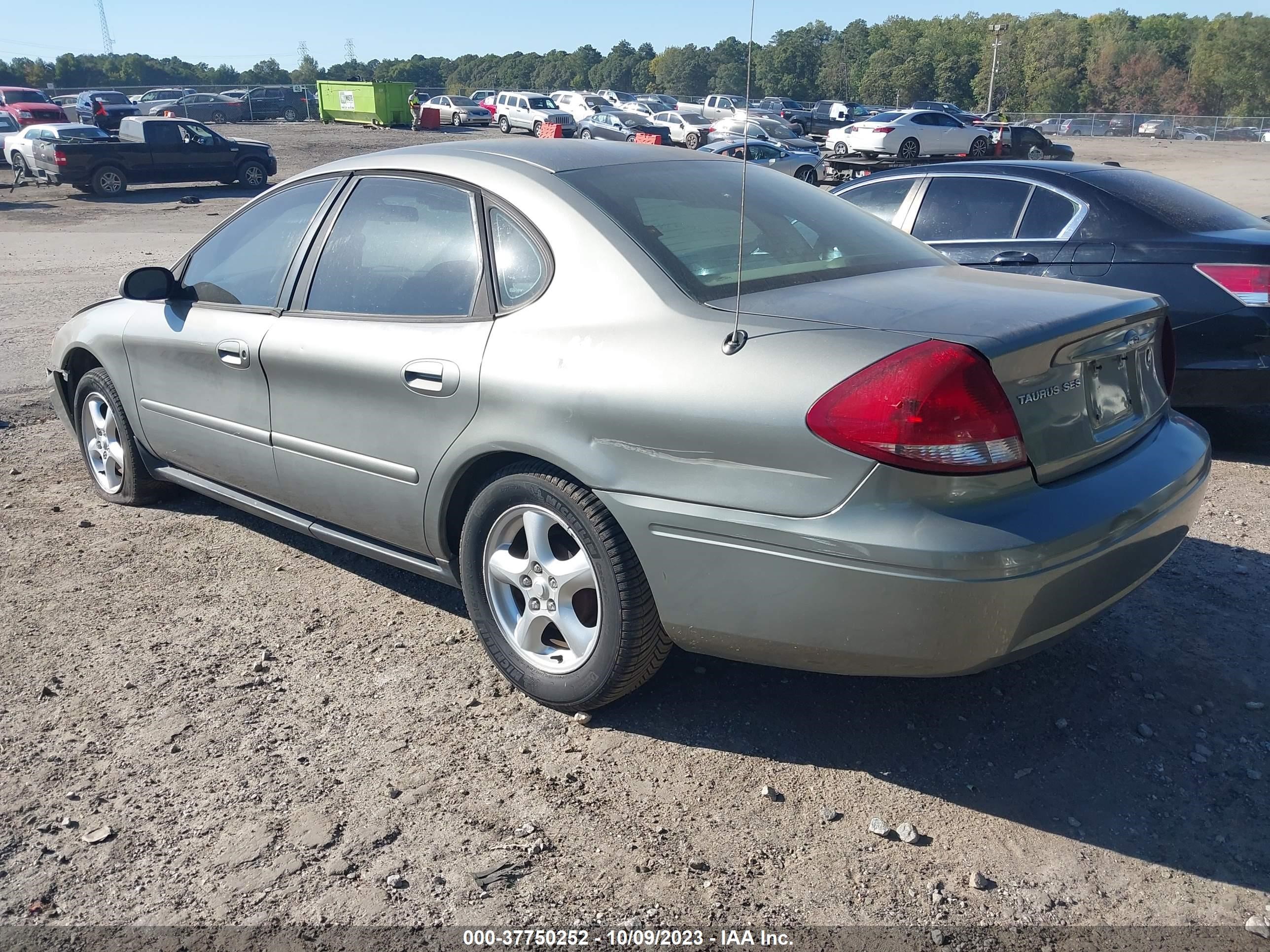 Photo 2 VIN: 1FAFP55U64G110682 - FORD TAURUS 