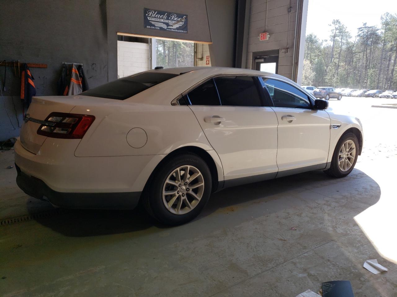 Photo 2 VIN: 1FAHP2D86FG128145 - FORD TAURUS SE 