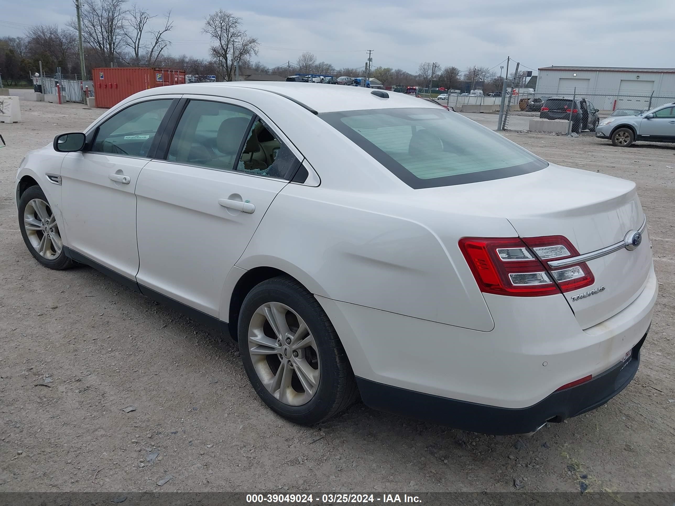 Photo 2 VIN: 1FAHP2E83FG166608 - FORD TAURUS 