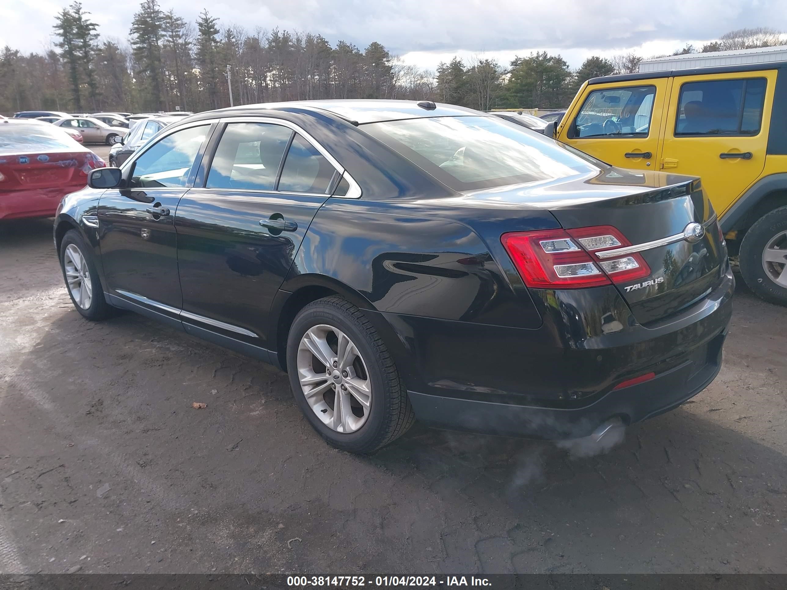 Photo 2 VIN: 1FAHP2E86JG122708 - FORD TAURUS 