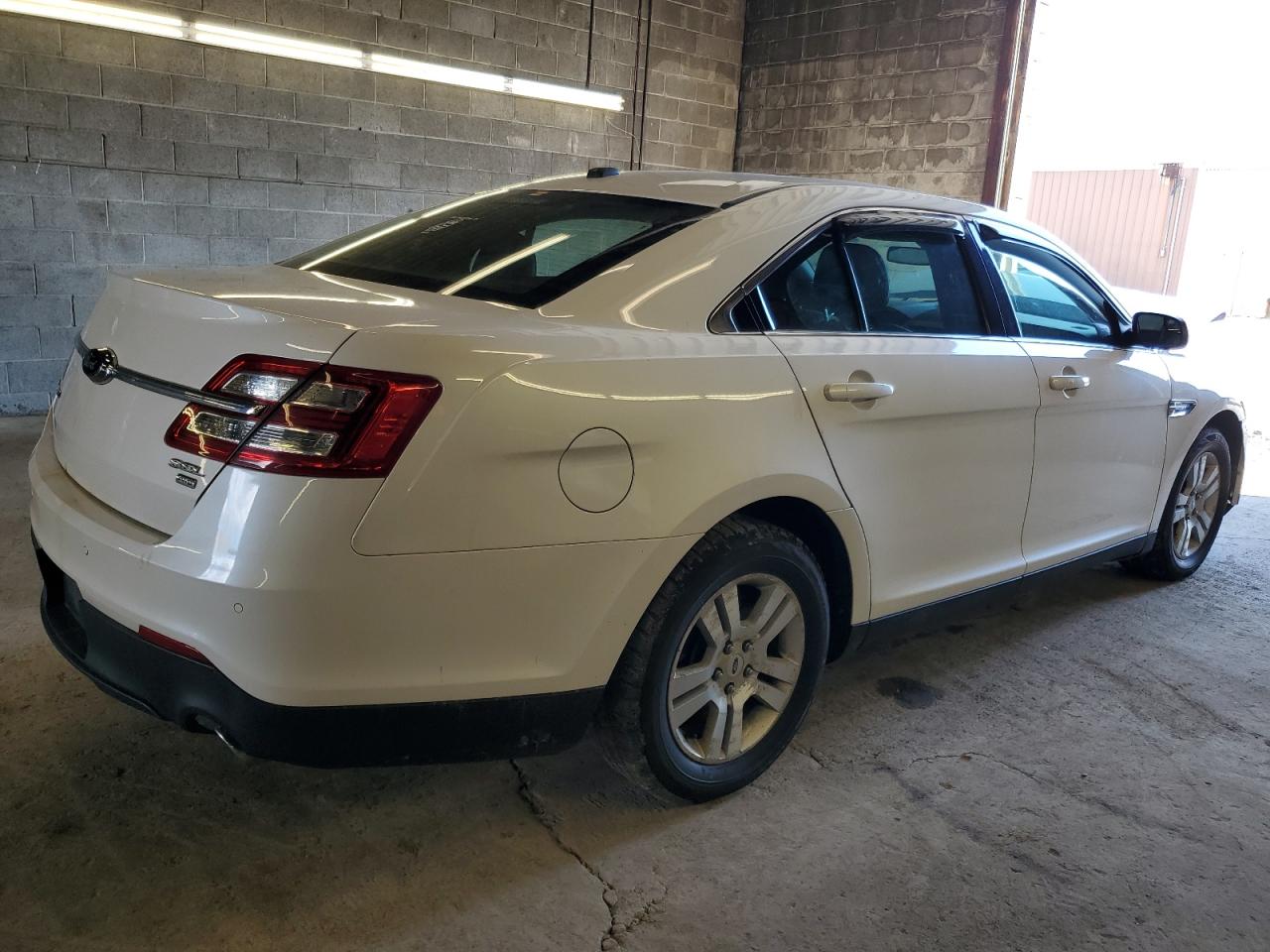 Photo 2 VIN: 1FAHP2H88FG182315 - FORD TAURUS 