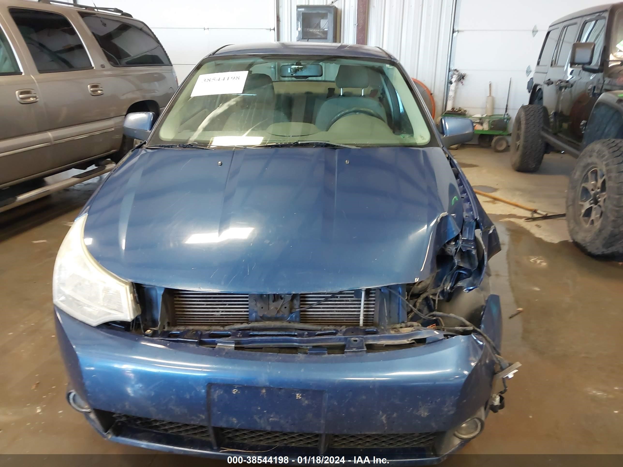 Photo 12 VIN: 1FAHP33N38W267669 - FORD FOCUS 