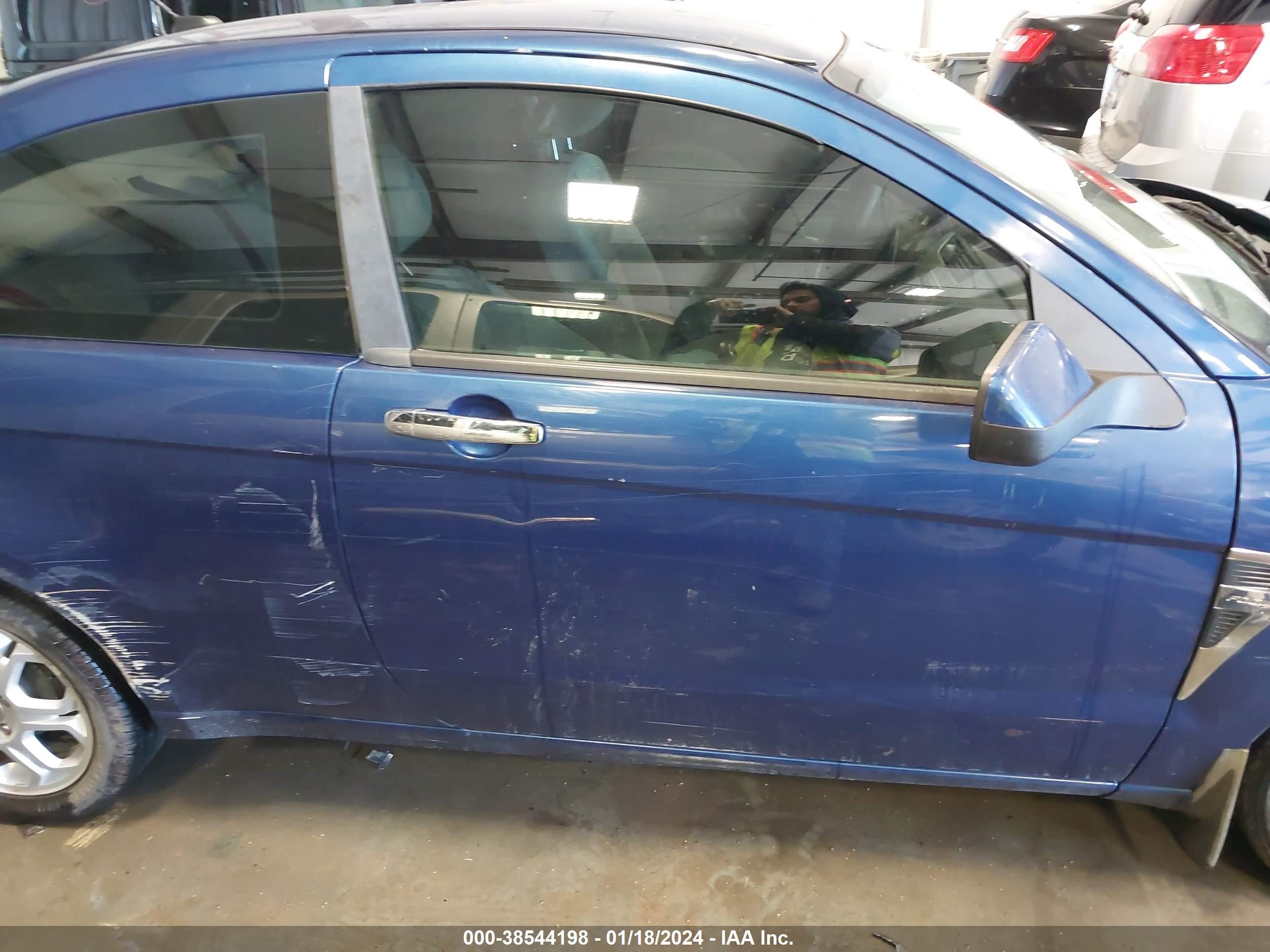 Photo 13 VIN: 1FAHP33N38W267669 - FORD FOCUS 