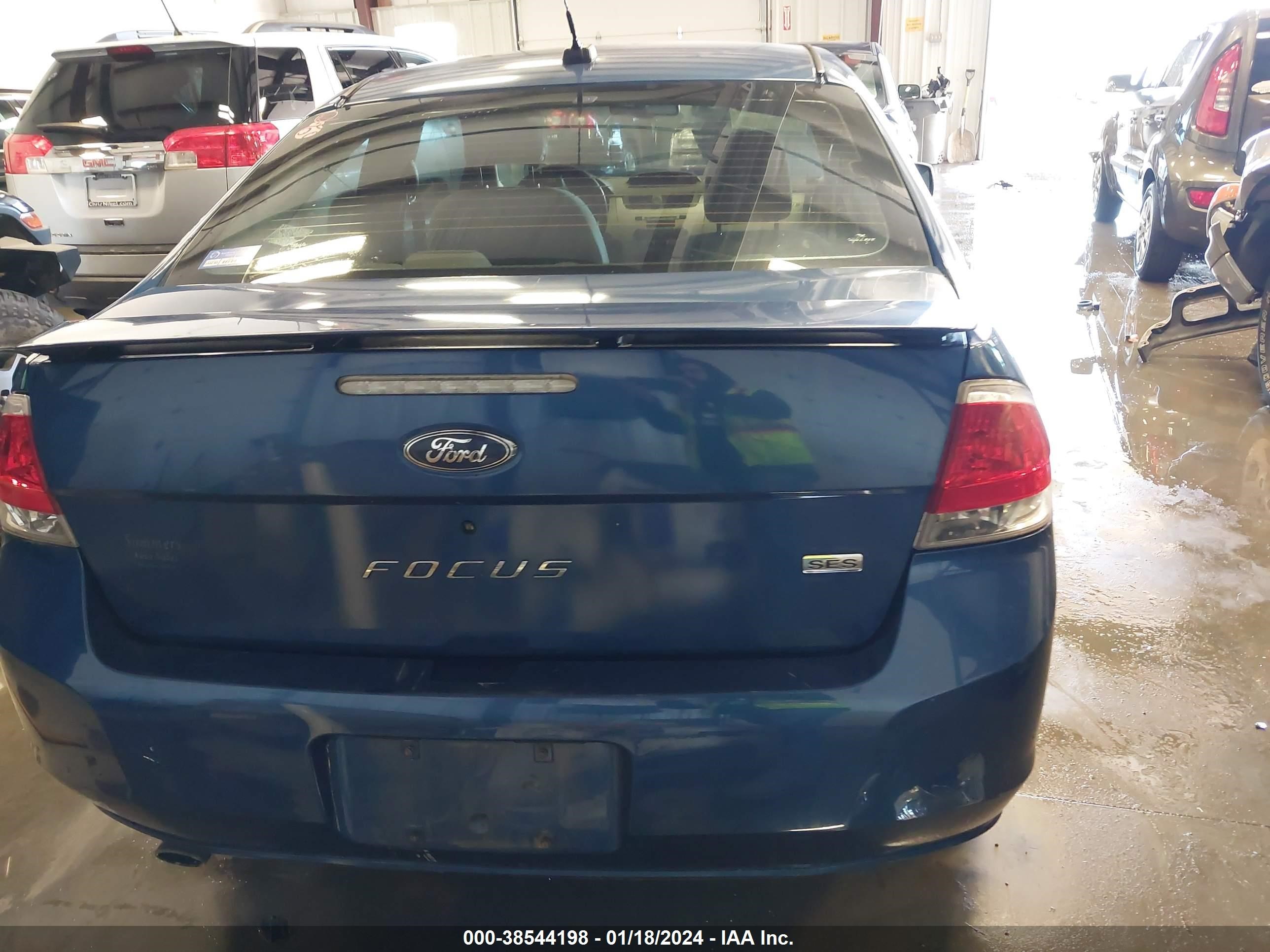 Photo 16 VIN: 1FAHP33N38W267669 - FORD FOCUS 