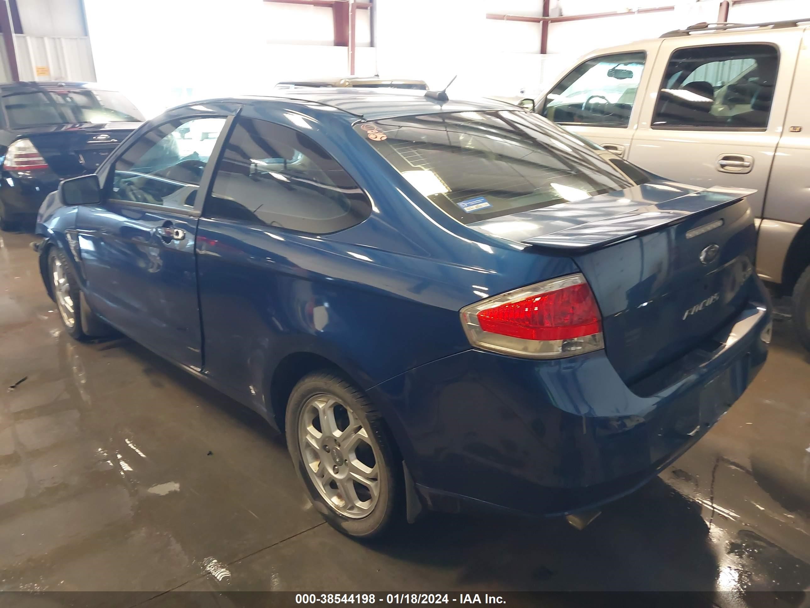 Photo 2 VIN: 1FAHP33N38W267669 - FORD FOCUS 