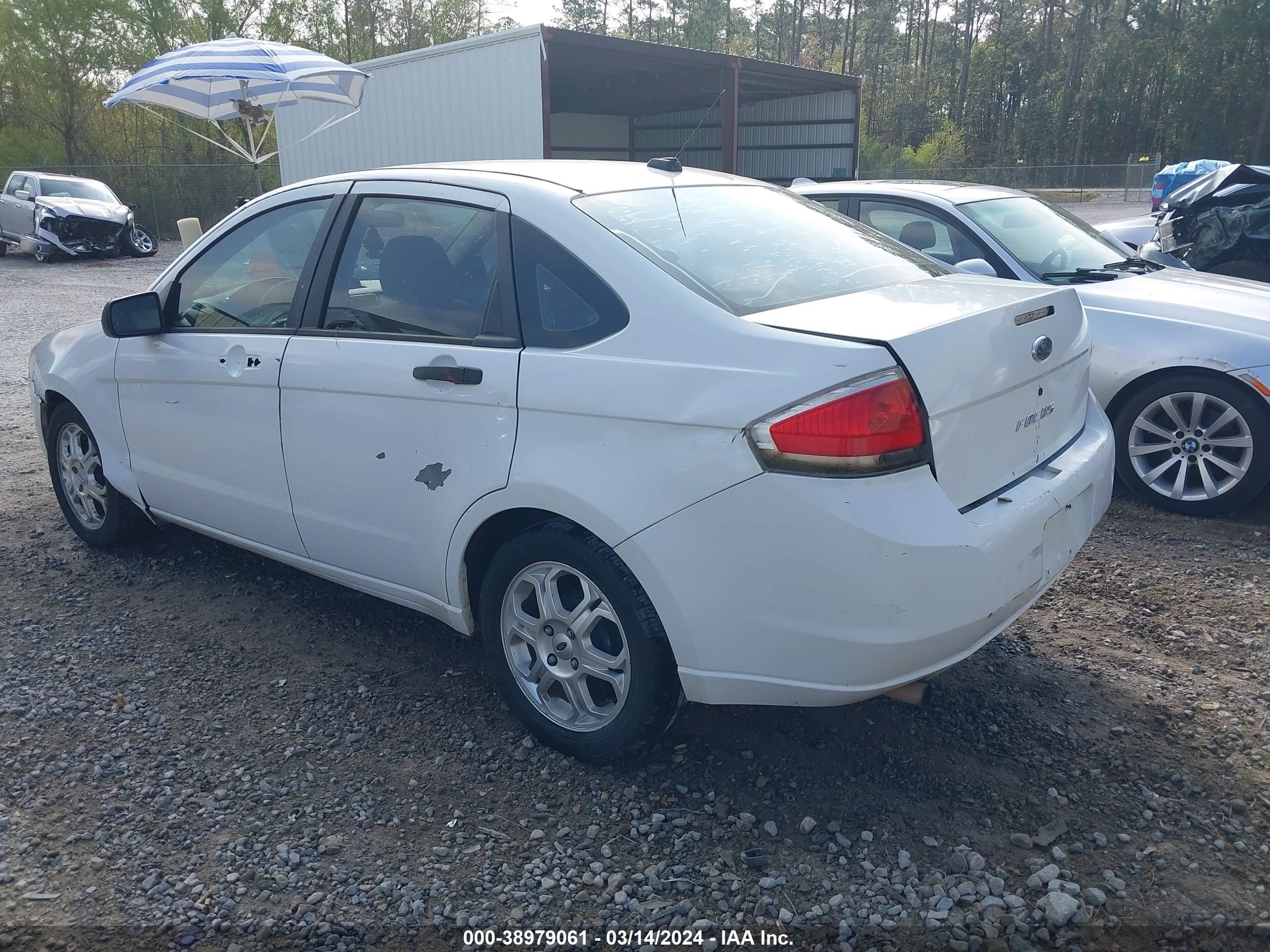 Photo 2 VIN: 1FAHP34N28W294411 - FORD FOCUS 