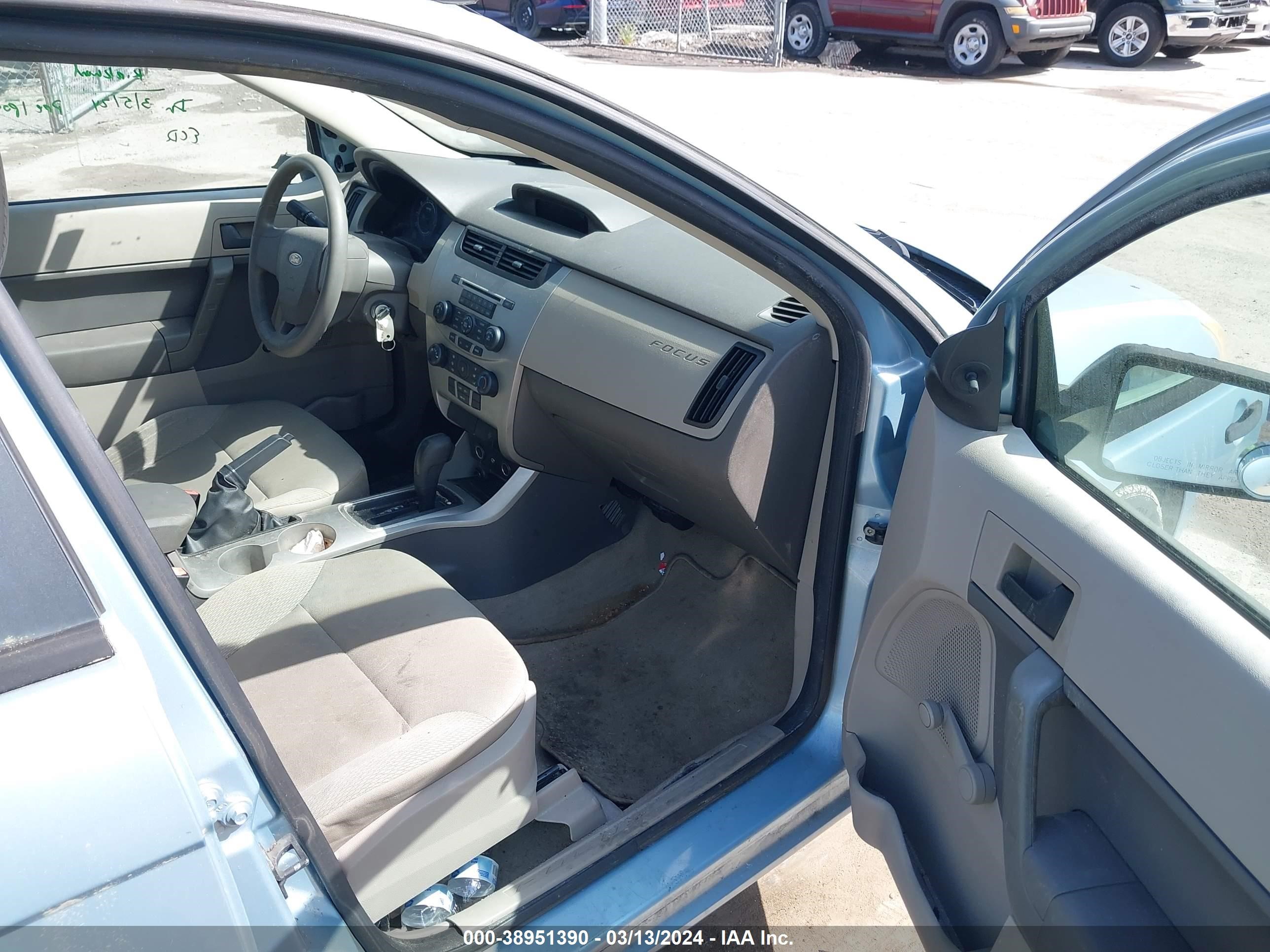 Photo 4 VIN: 1FAHP34N38W157879 - FORD FOCUS 