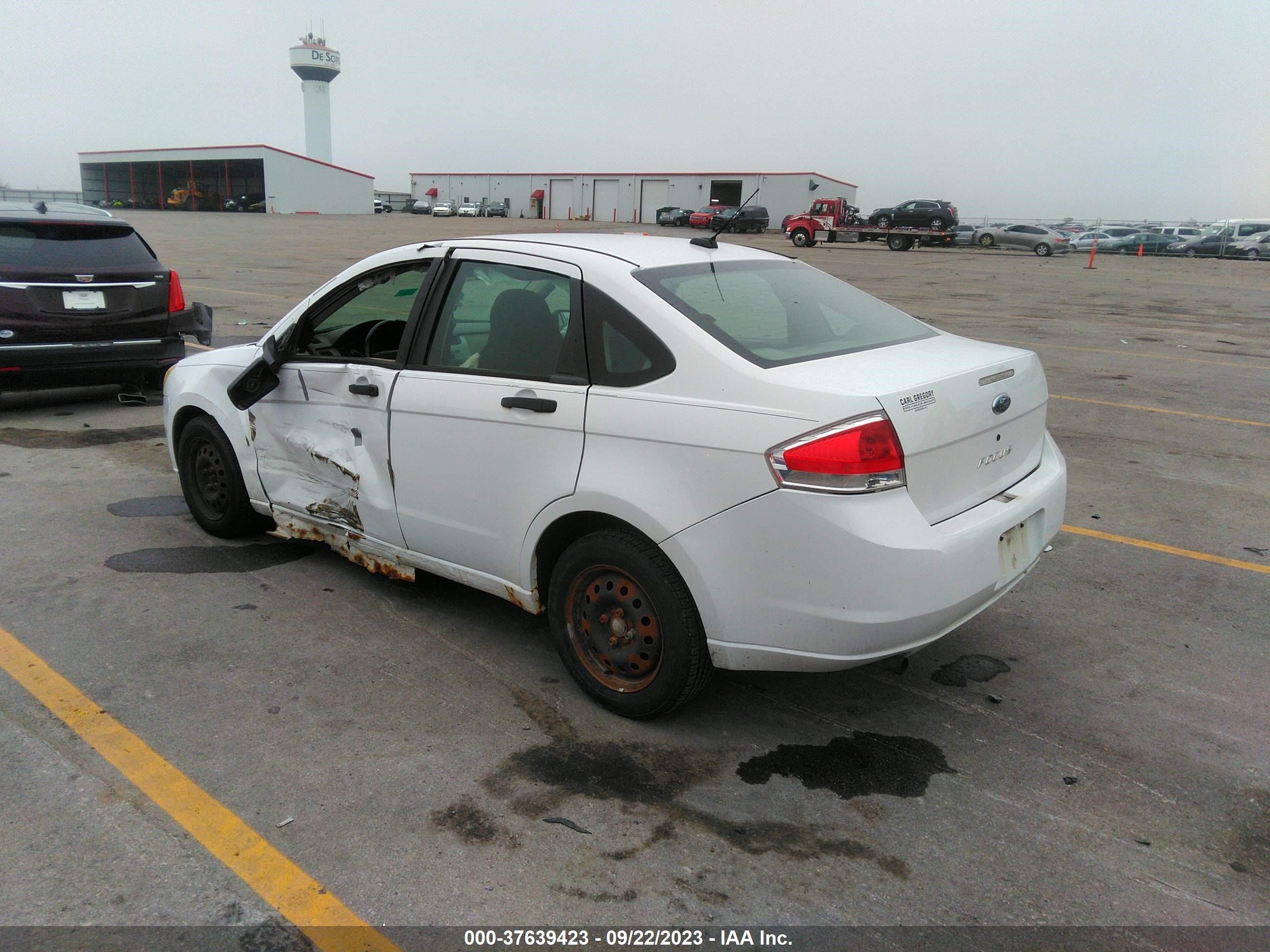 Photo 2 VIN: 1FAHP34N68W121779 - FORD FOCUS 