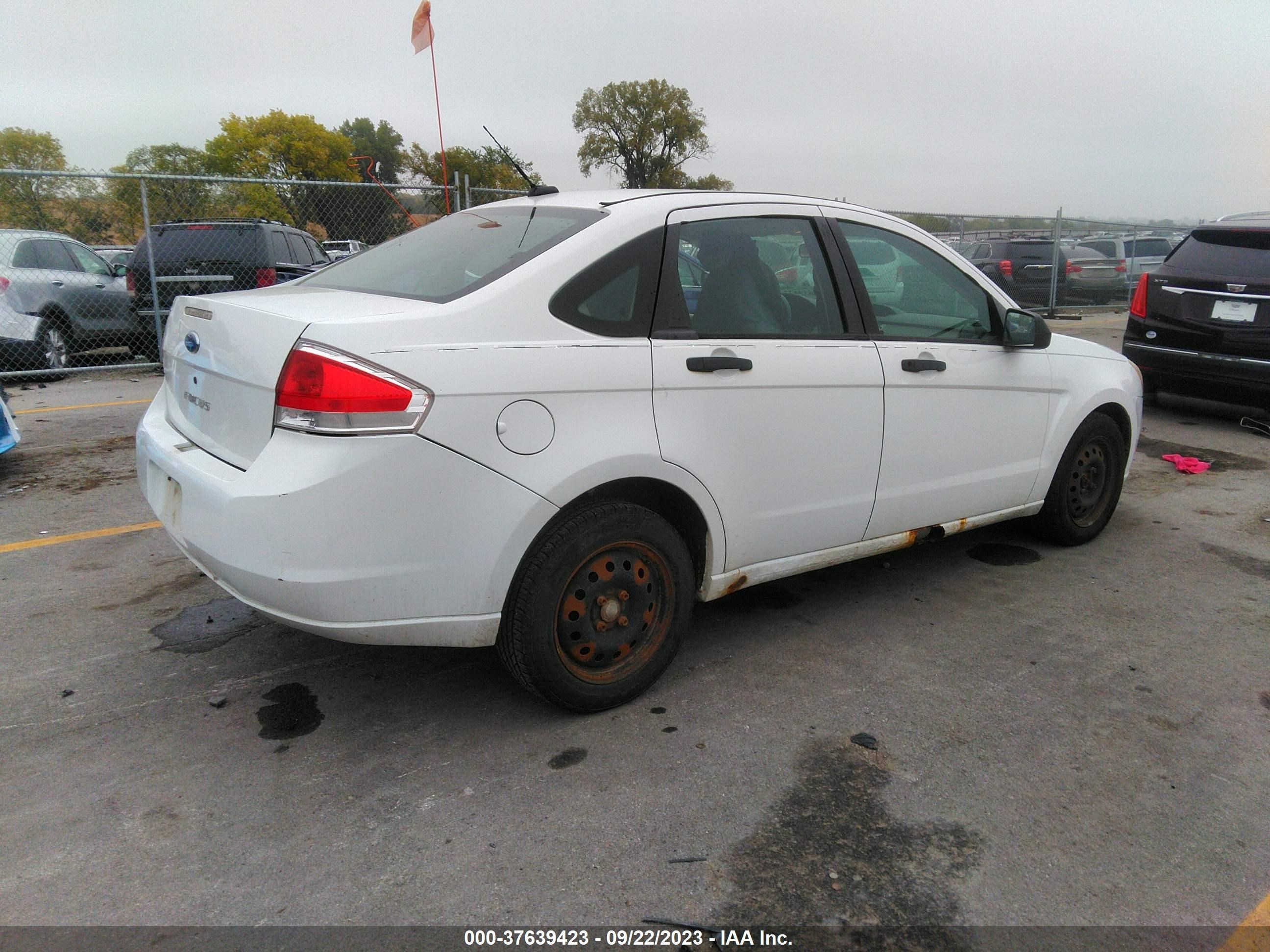 Photo 3 VIN: 1FAHP34N68W121779 - FORD FOCUS 