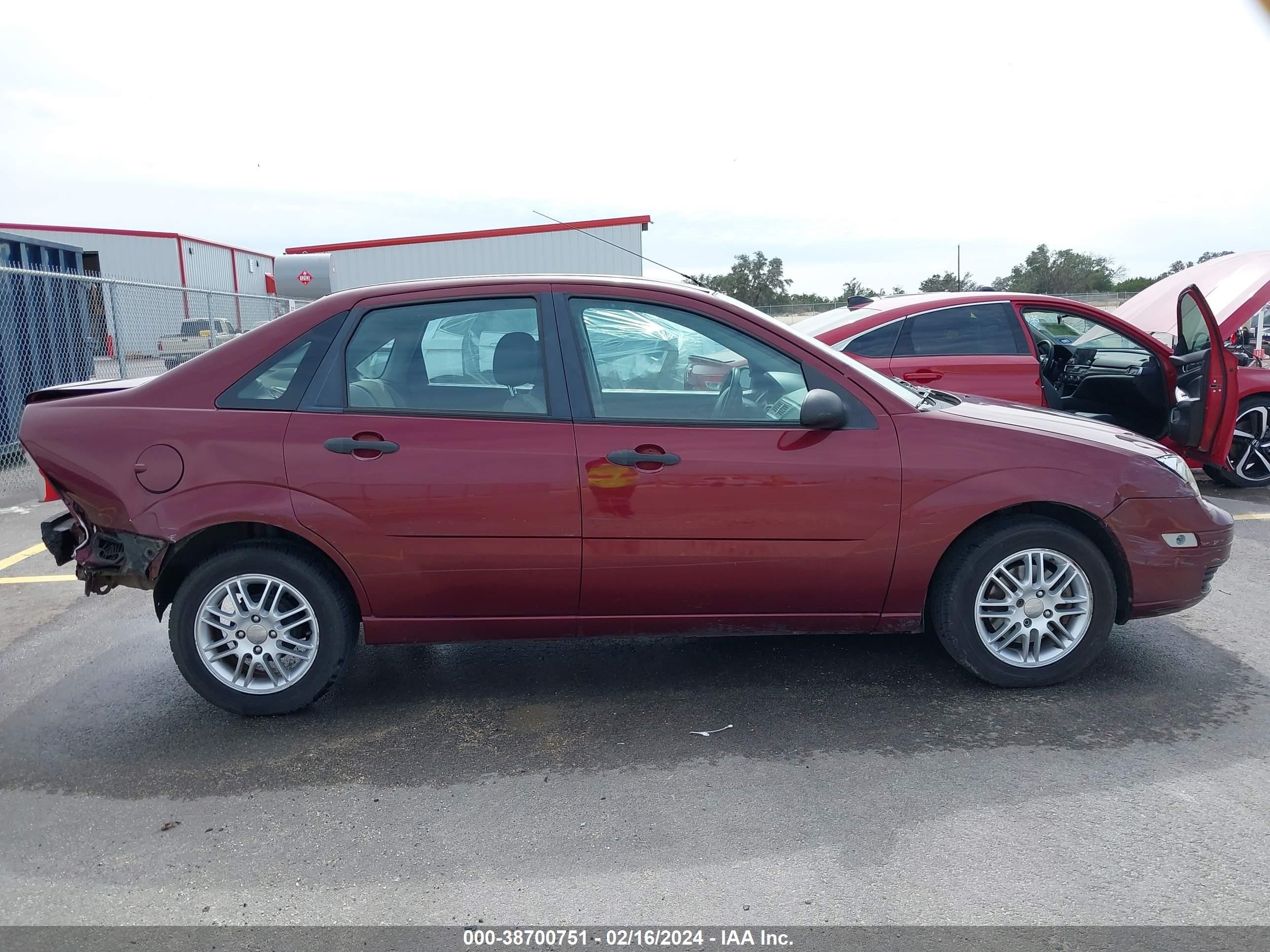 Photo 12 VIN: 1FAHP34NX7W268928 - FORD FOCUS 