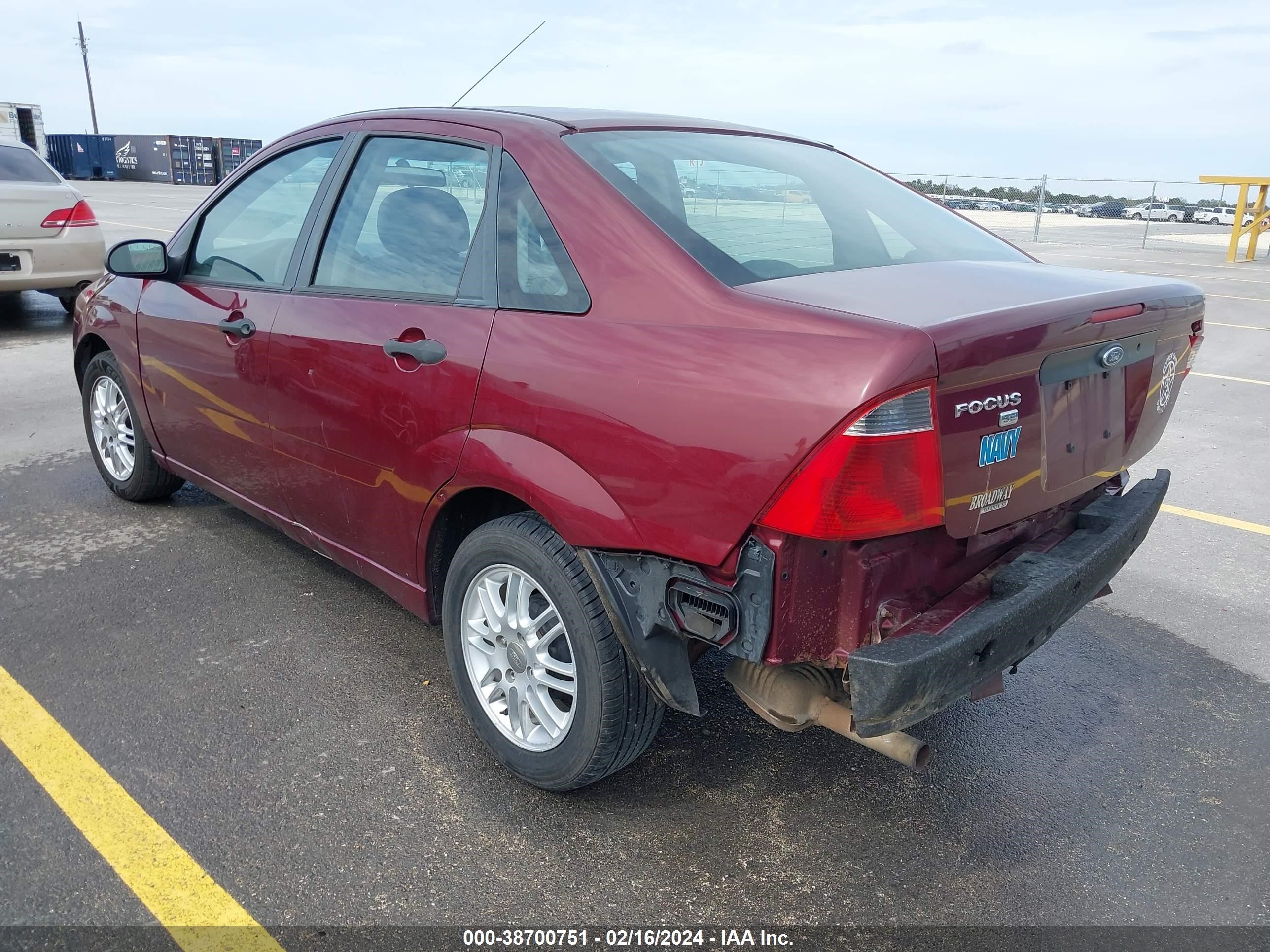 Photo 2 VIN: 1FAHP34NX7W268928 - FORD FOCUS 