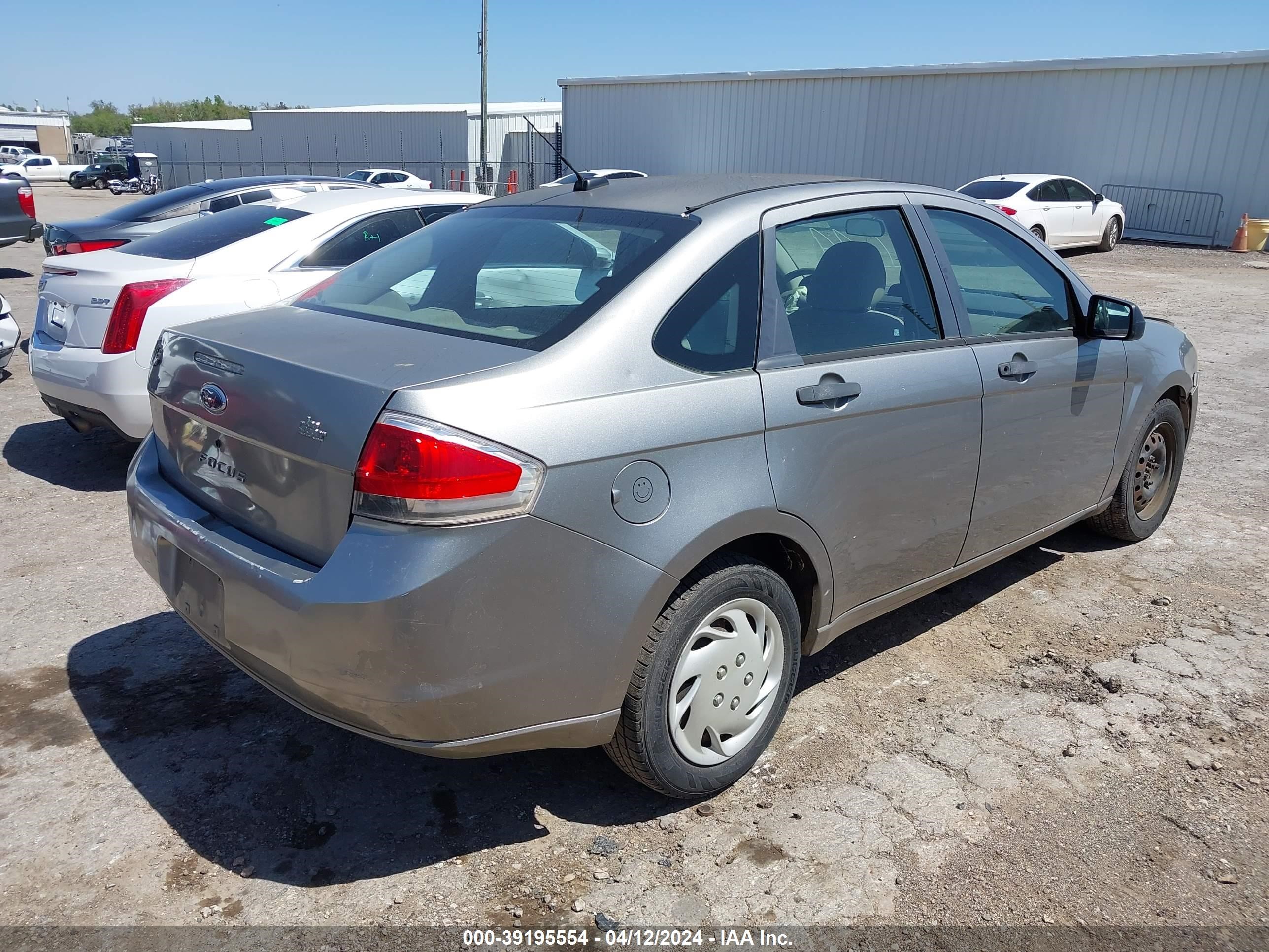 Photo 3 VIN: 1FAHP34NX8W143638 - FORD FOCUS 