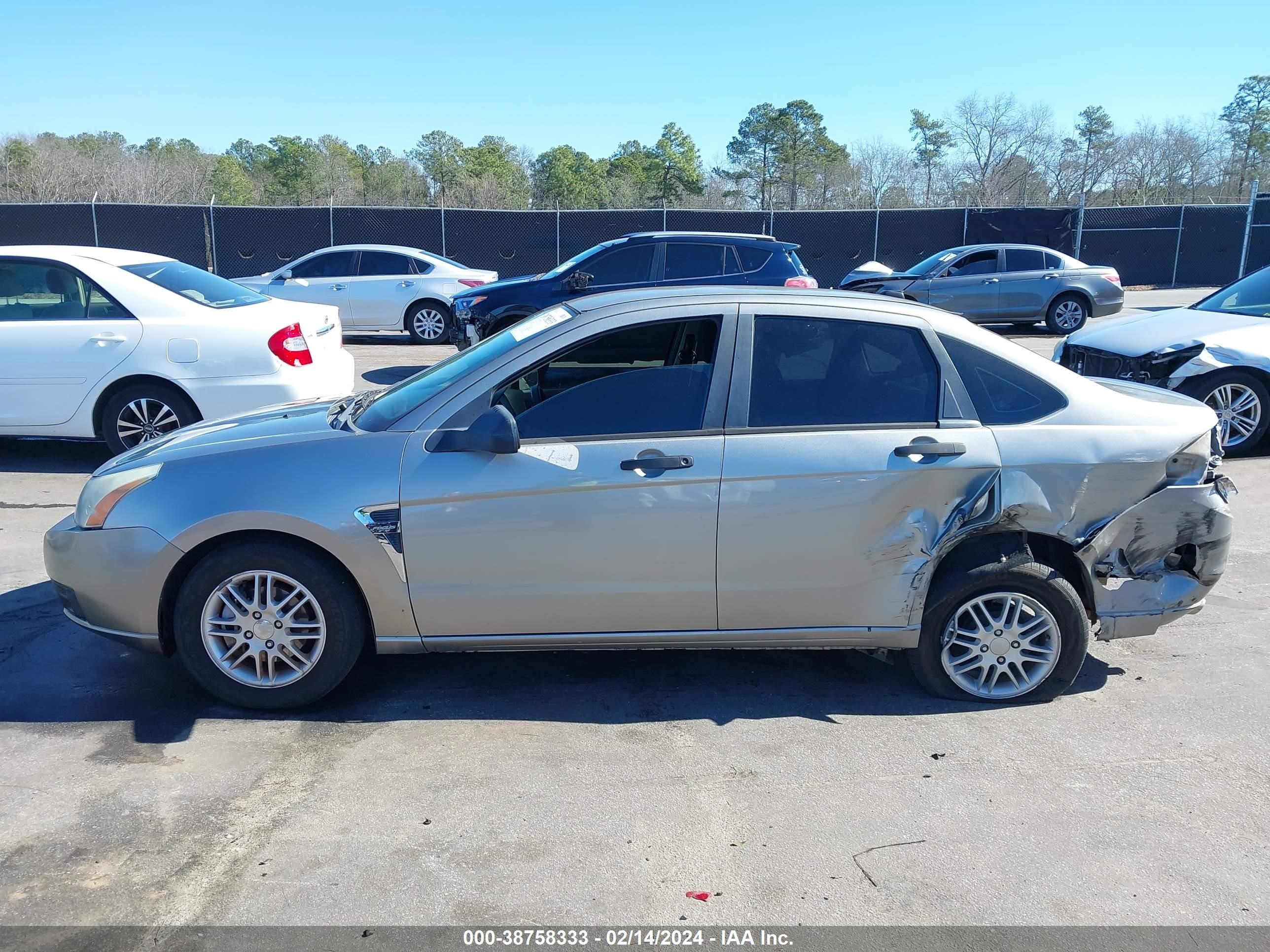 Photo 13 VIN: 1FAHP35N18W172279 - FORD FOCUS 