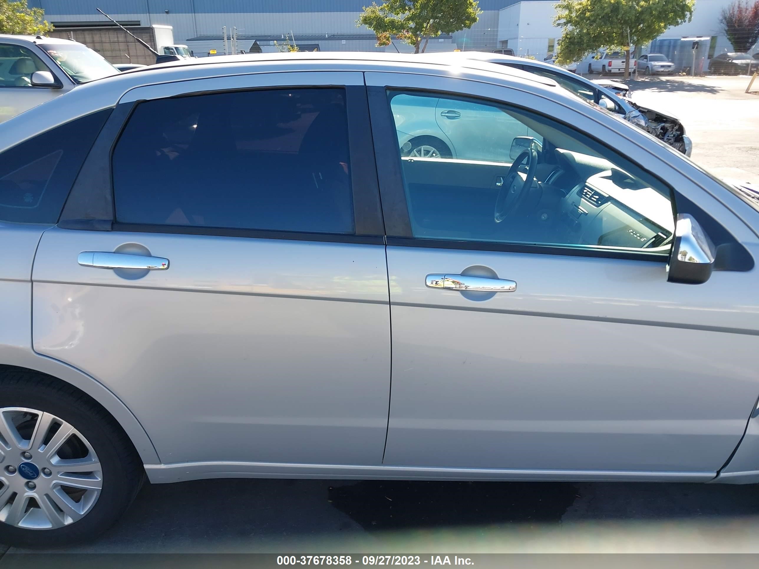 Photo 12 VIN: 1FAHP35N18W173268 - FORD FOCUS 