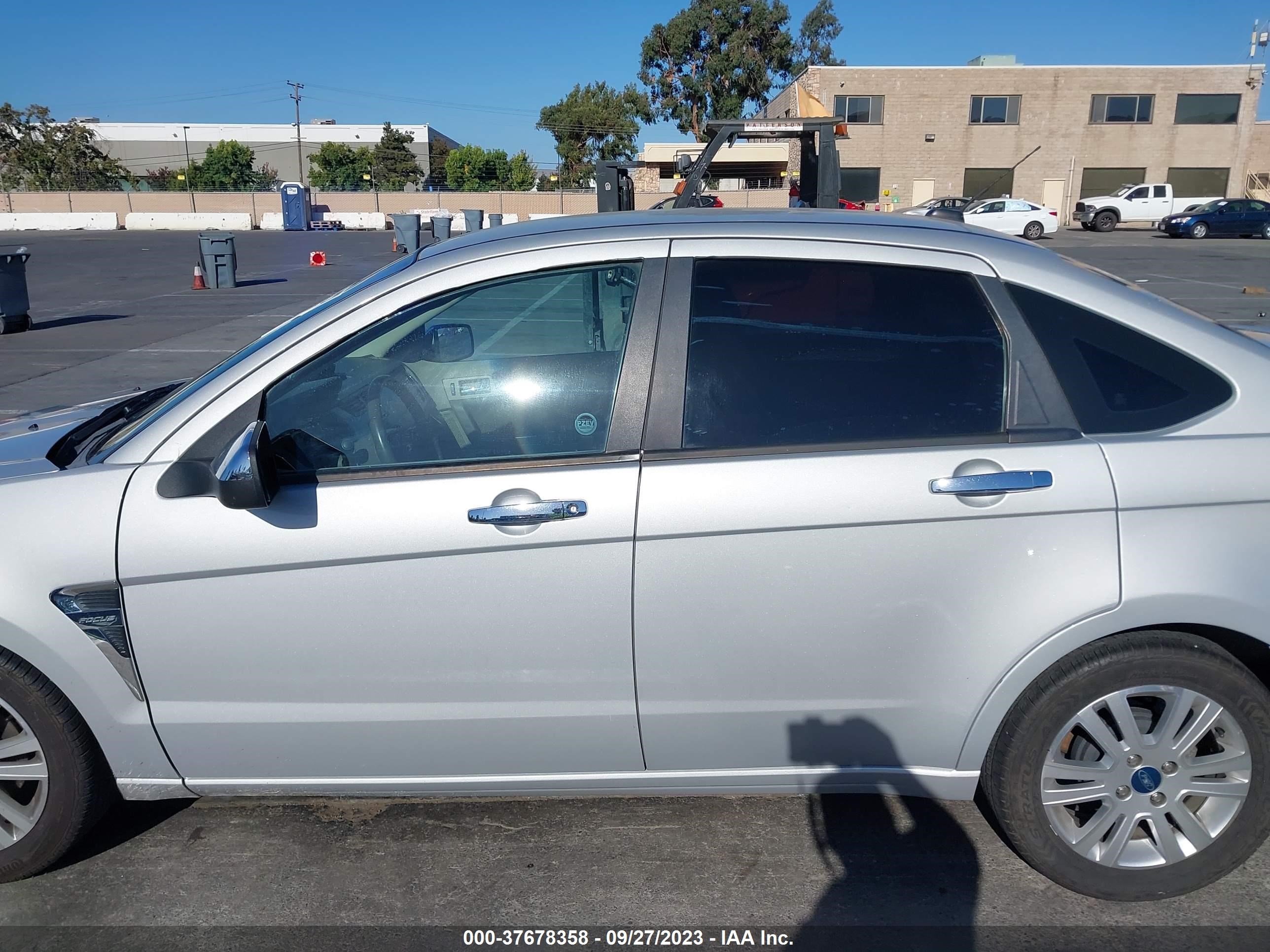 Photo 13 VIN: 1FAHP35N18W173268 - FORD FOCUS 