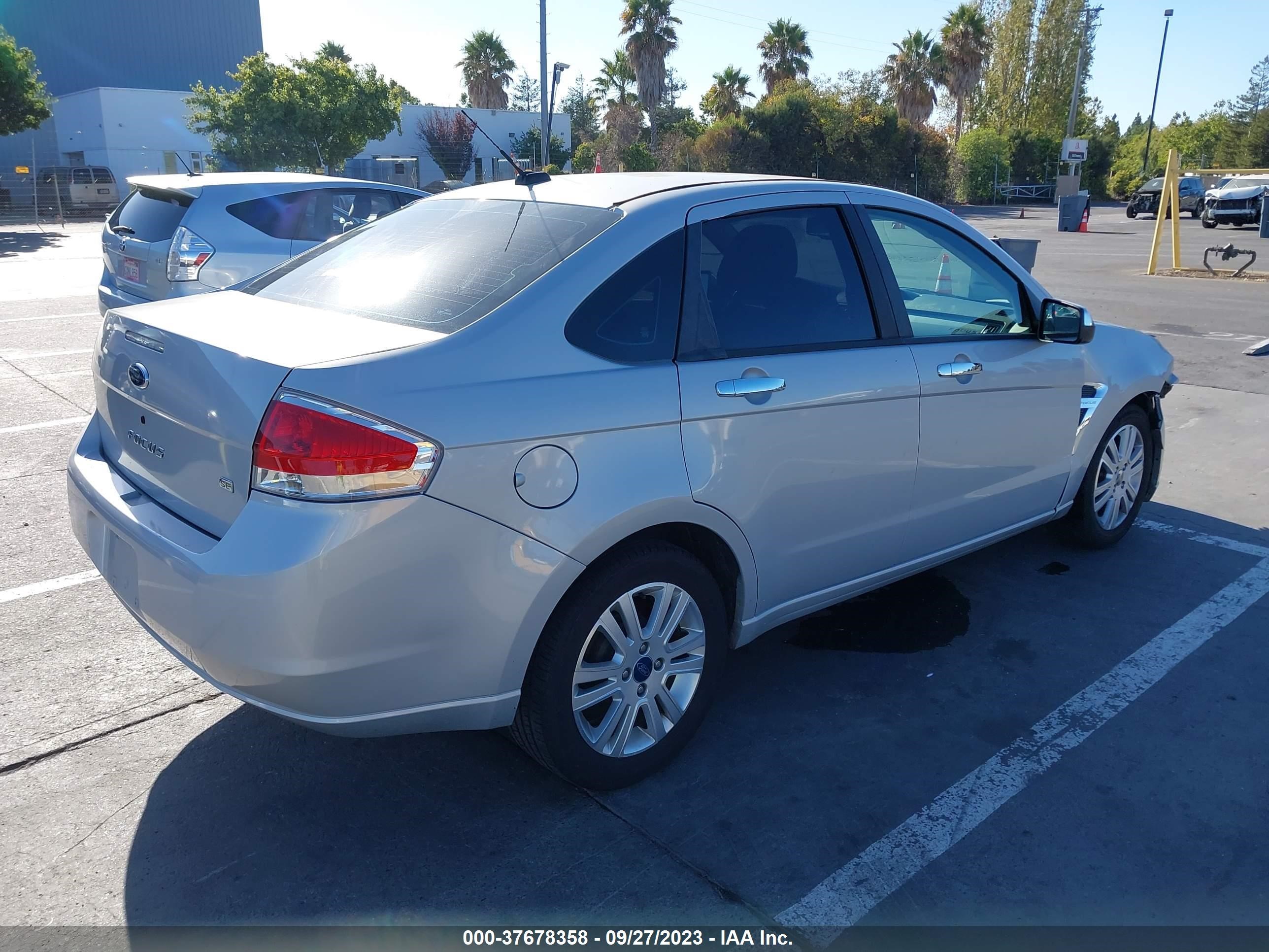 Photo 3 VIN: 1FAHP35N18W173268 - FORD FOCUS 