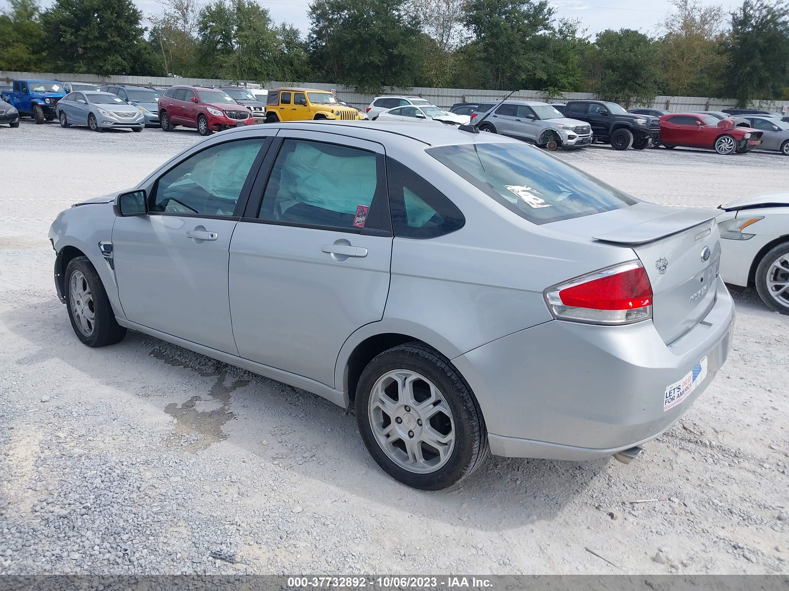 Photo 2 VIN: 1FAHP35N48W170770 - FORD FOCUS 