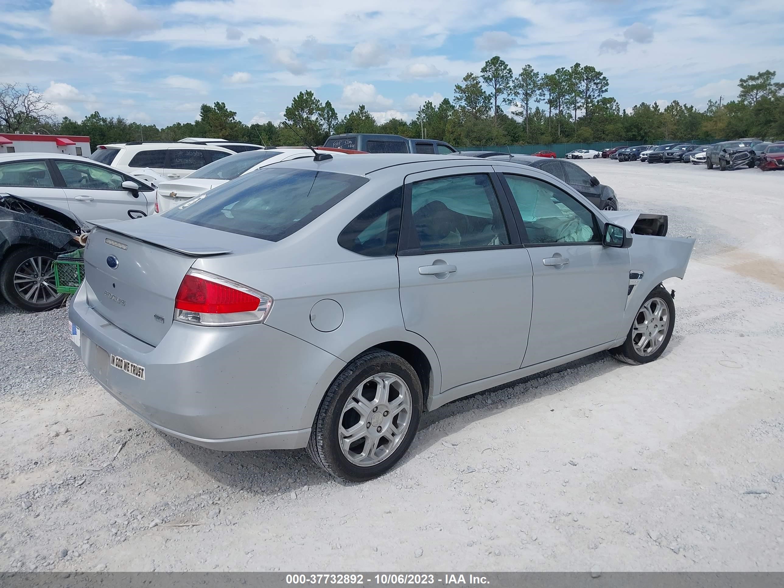 Photo 3 VIN: 1FAHP35N48W170770 - FORD FOCUS 