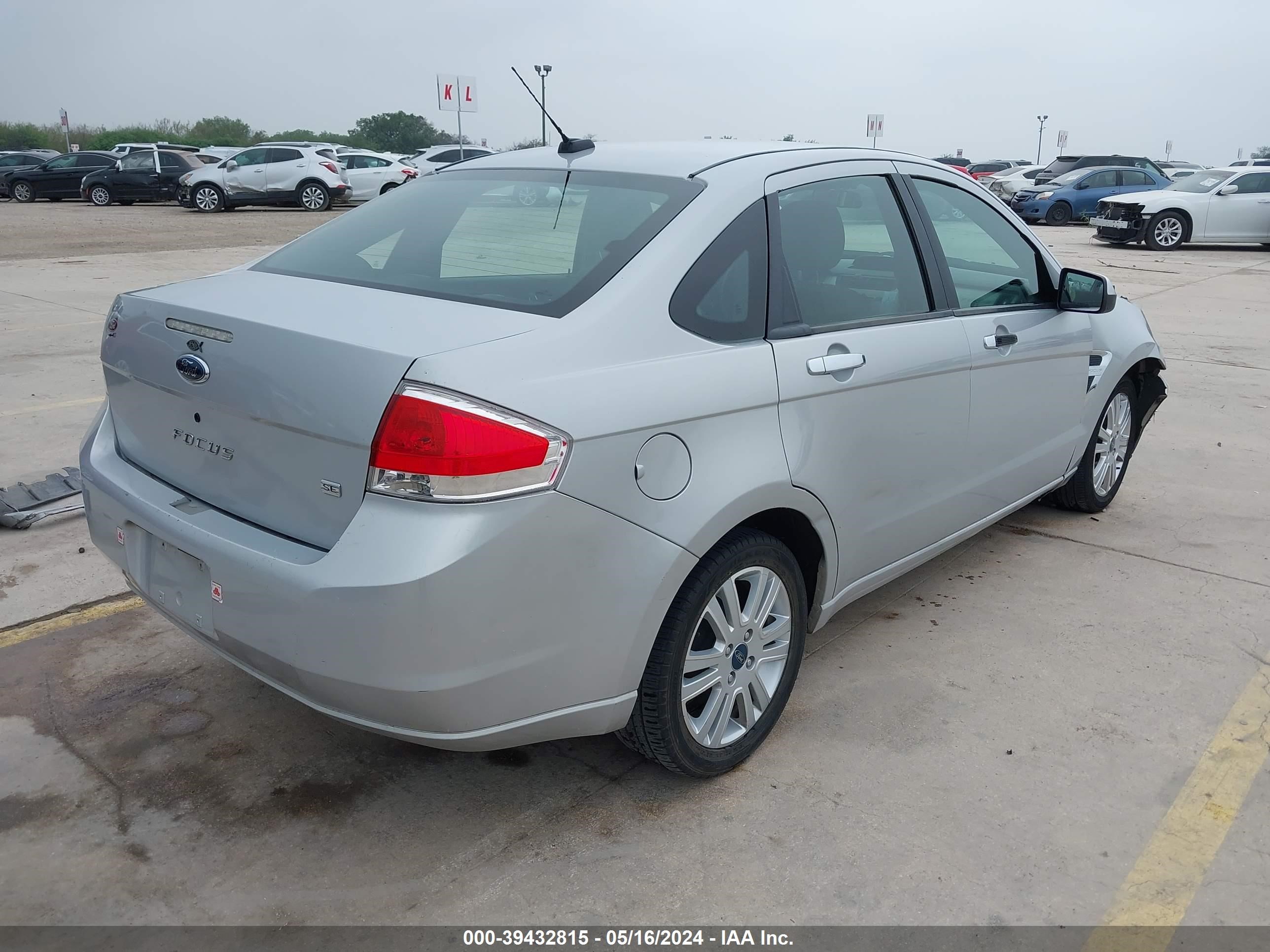 Photo 3 VIN: 1FAHP35N68W235859 - FORD FOCUS 