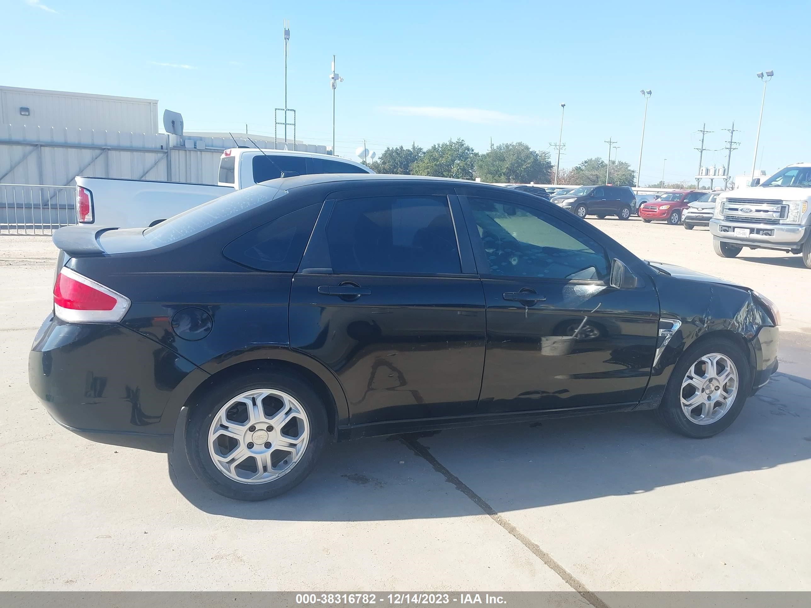 Photo 12 VIN: 1FAHP35N78W127895 - FORD FOCUS 