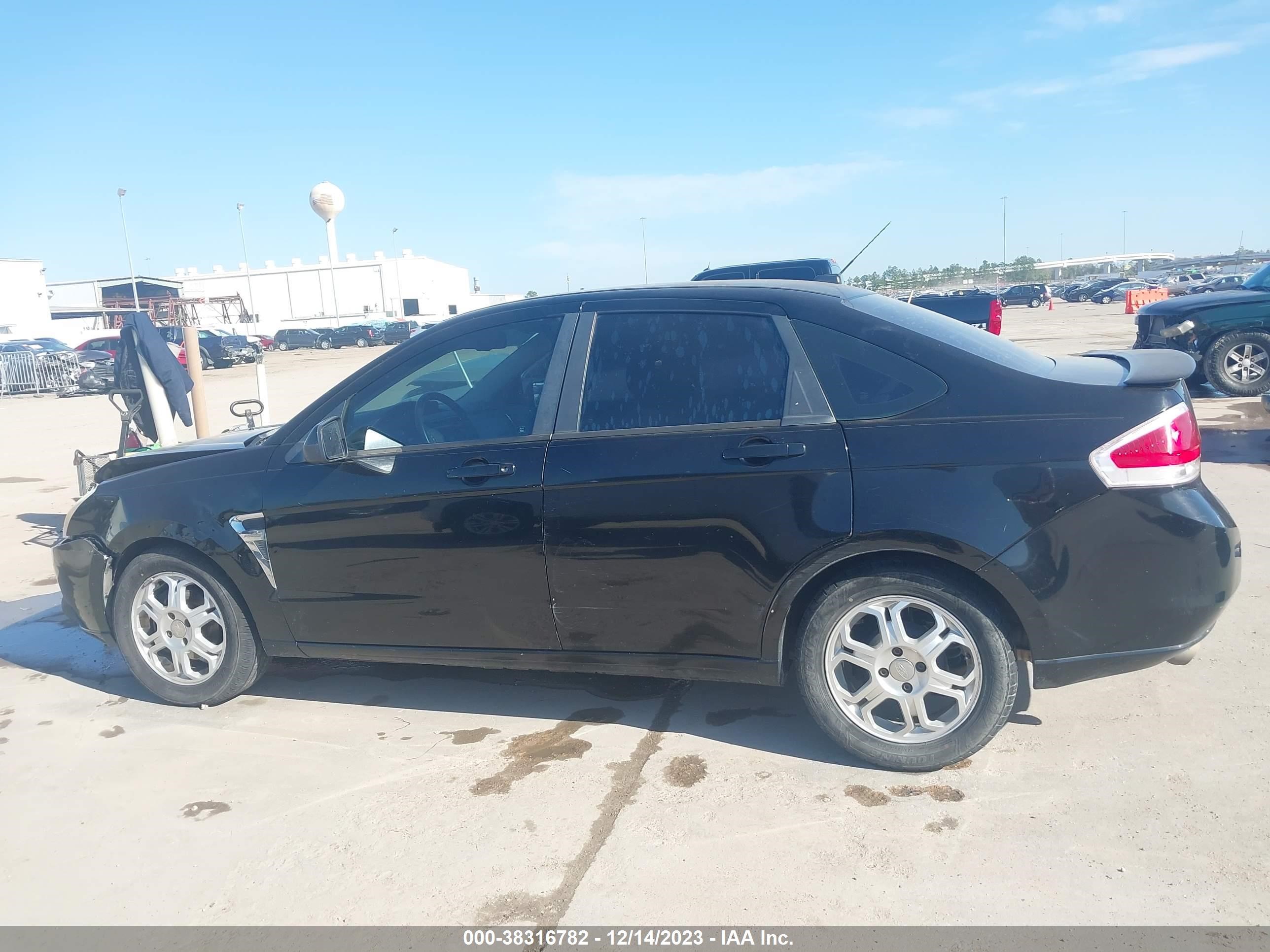 Photo 13 VIN: 1FAHP35N78W127895 - FORD FOCUS 