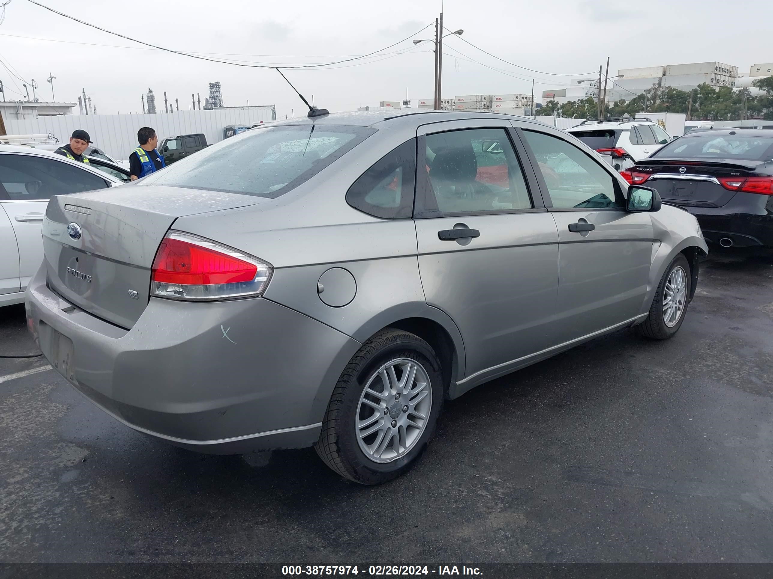 Photo 3 VIN: 1FAHP35N88W263498 - FORD FOCUS 