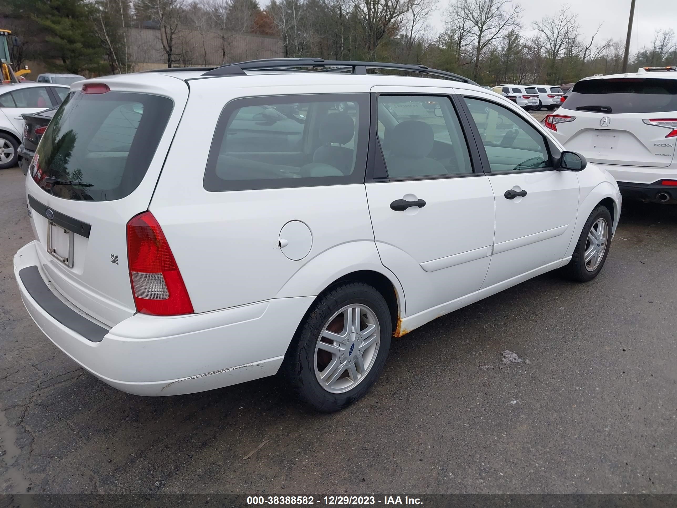 Photo 3 VIN: 1FAHP3636YW415081 - FORD FOCUS 