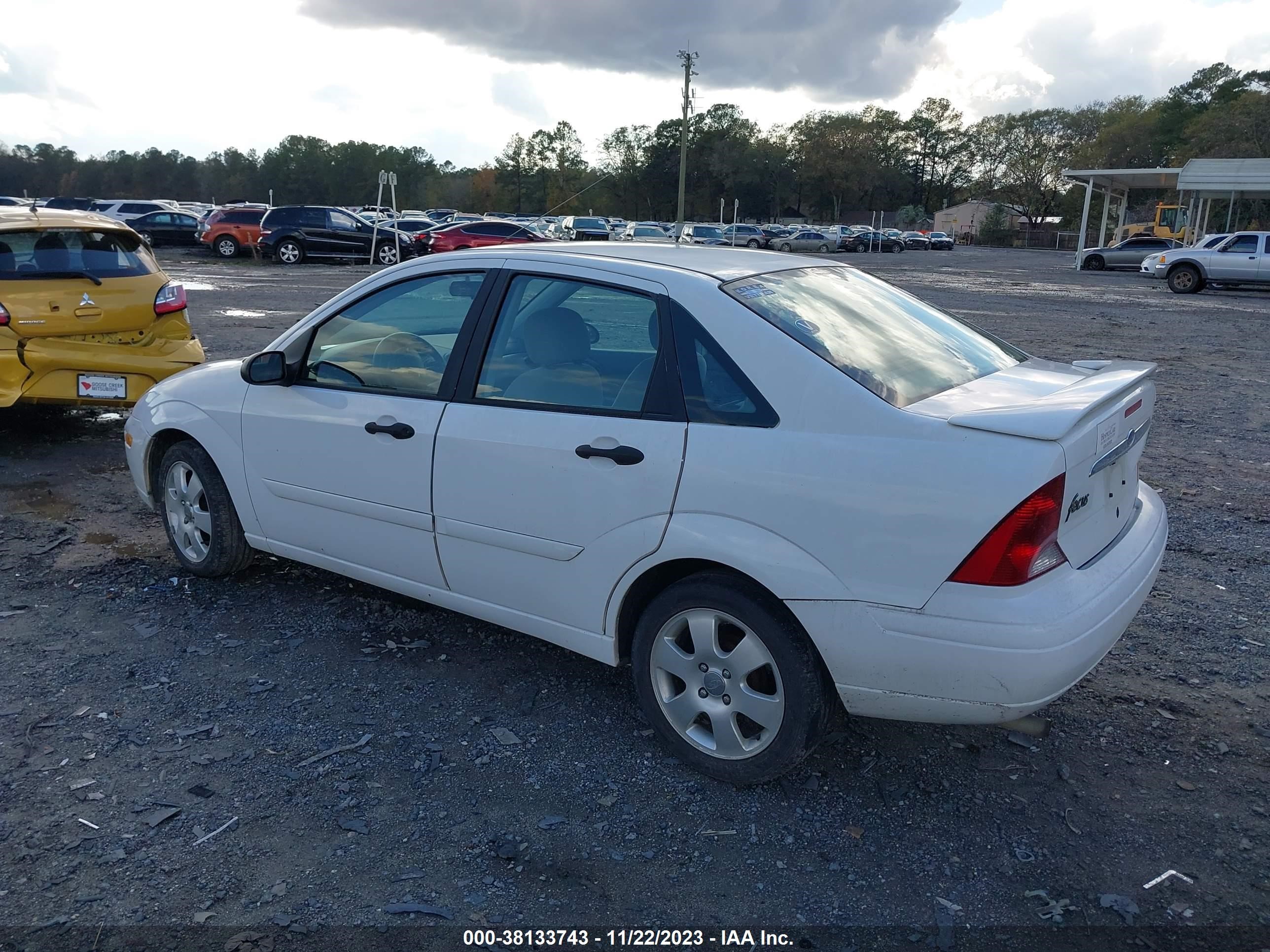 Photo 2 VIN: 1FAHP38362W343402 - FORD FOCUS 