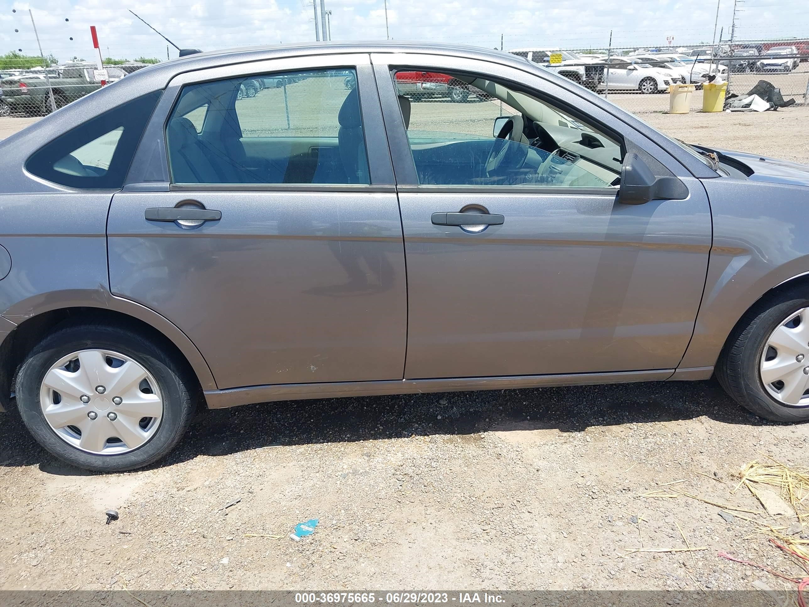 Photo 12 VIN: 1FAHP3EN0BW106572 - FORD FOCUS 