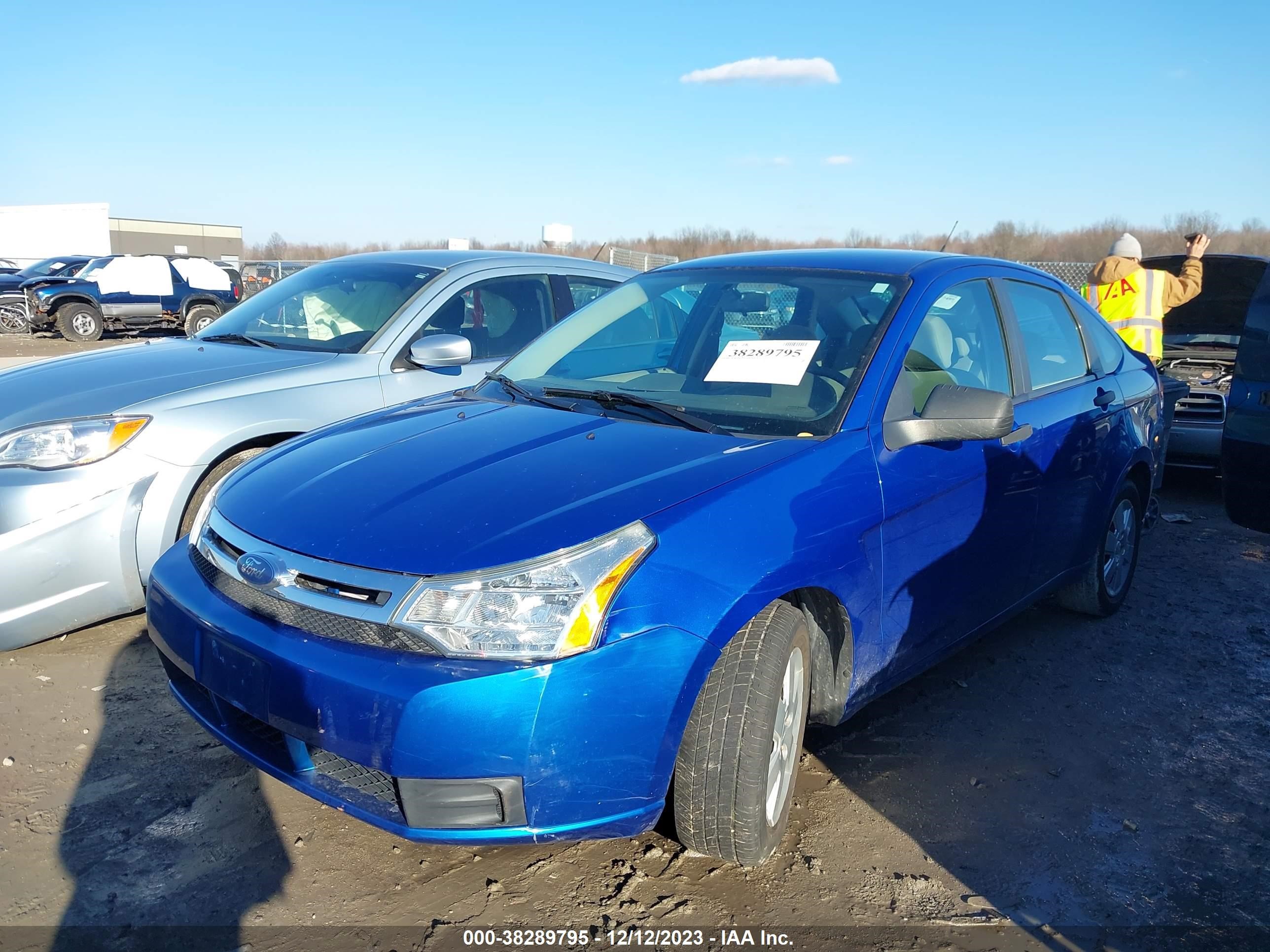 Photo 1 VIN: 1FAHP3EN2AW202332 - FORD FOCUS 