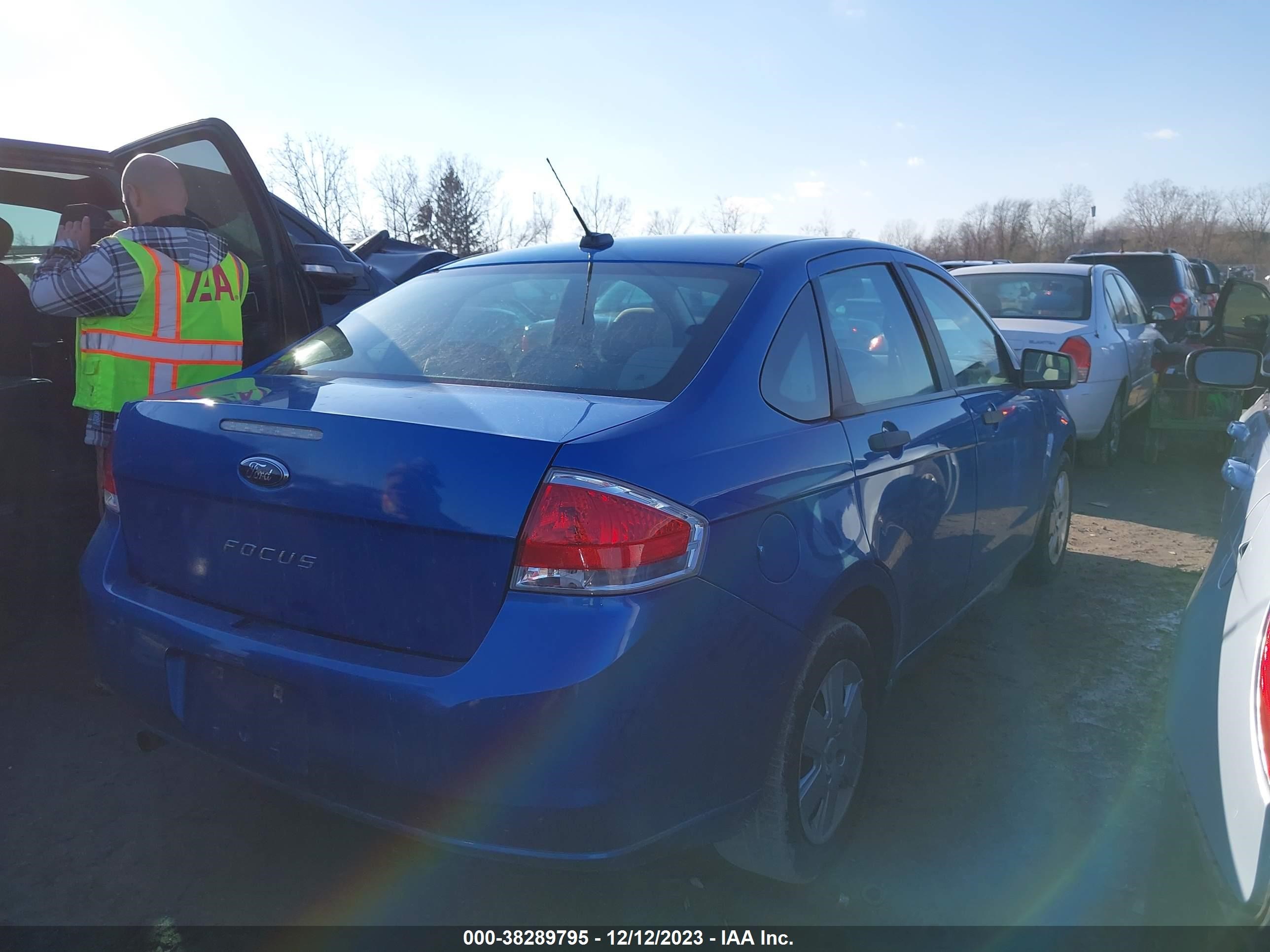 Photo 3 VIN: 1FAHP3EN2AW202332 - FORD FOCUS 