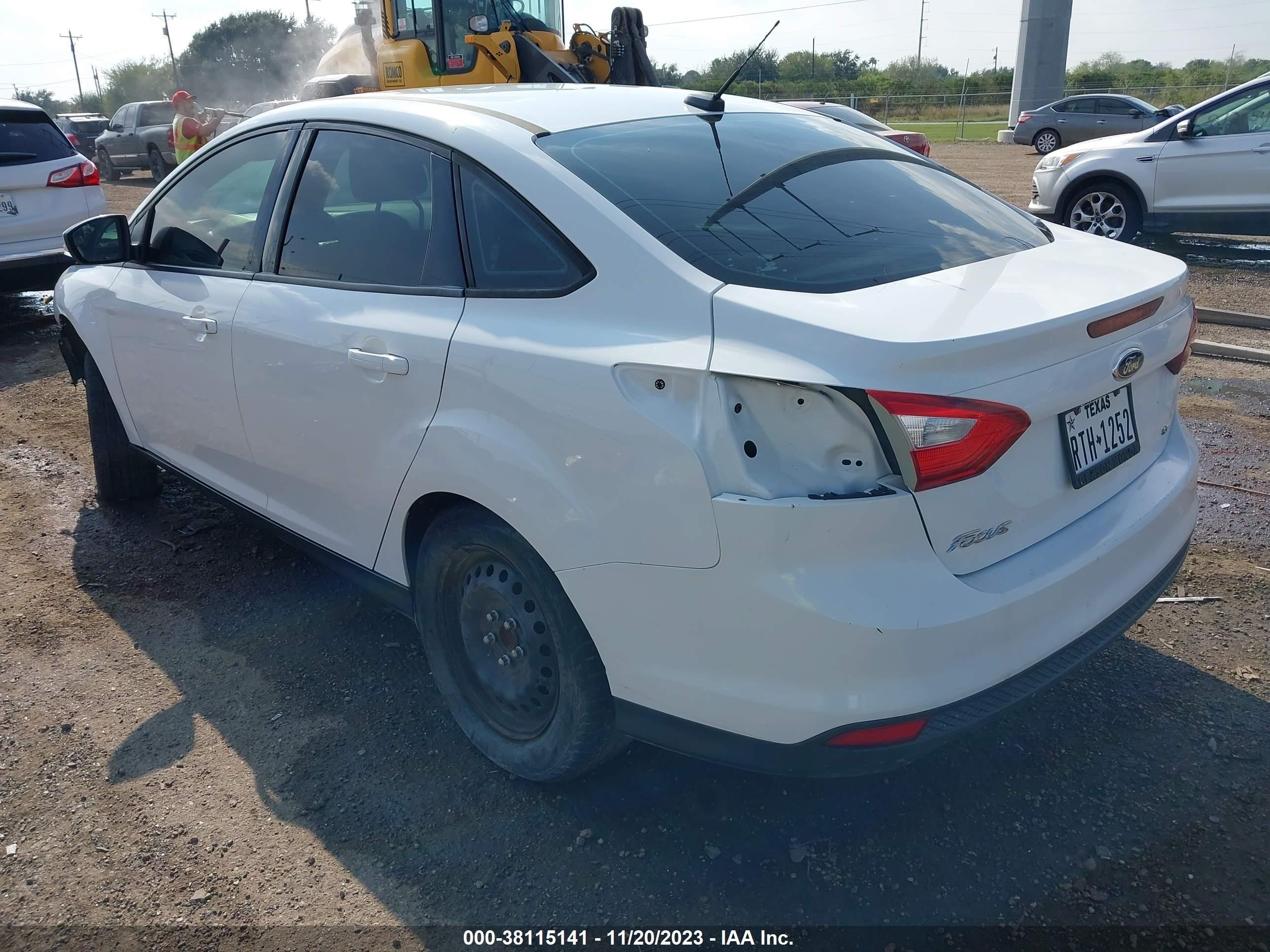 Photo 2 VIN: 1FAHP3F24CL179516 - FORD FOCUS 