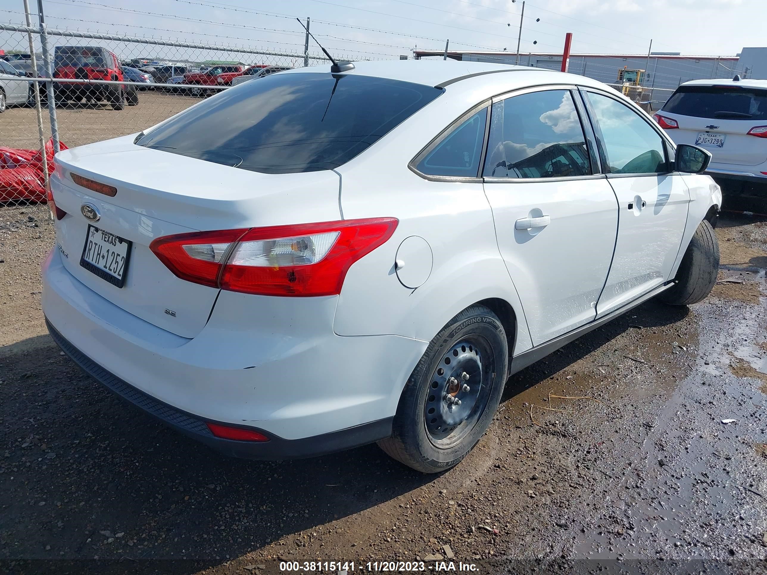 Photo 3 VIN: 1FAHP3F24CL179516 - FORD FOCUS 