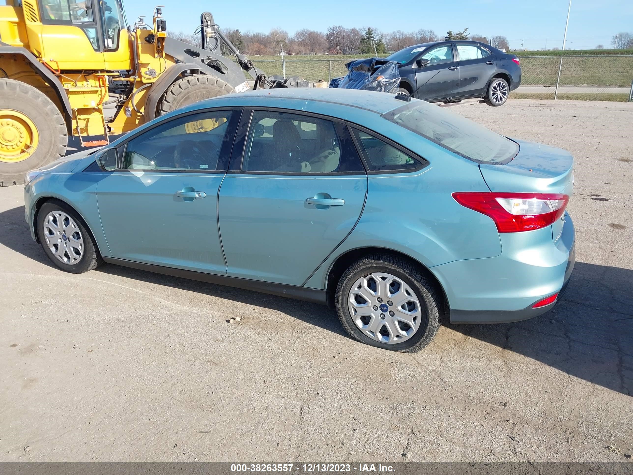 Photo 2 VIN: 1FAHP3F27CL282882 - FORD FOCUS 