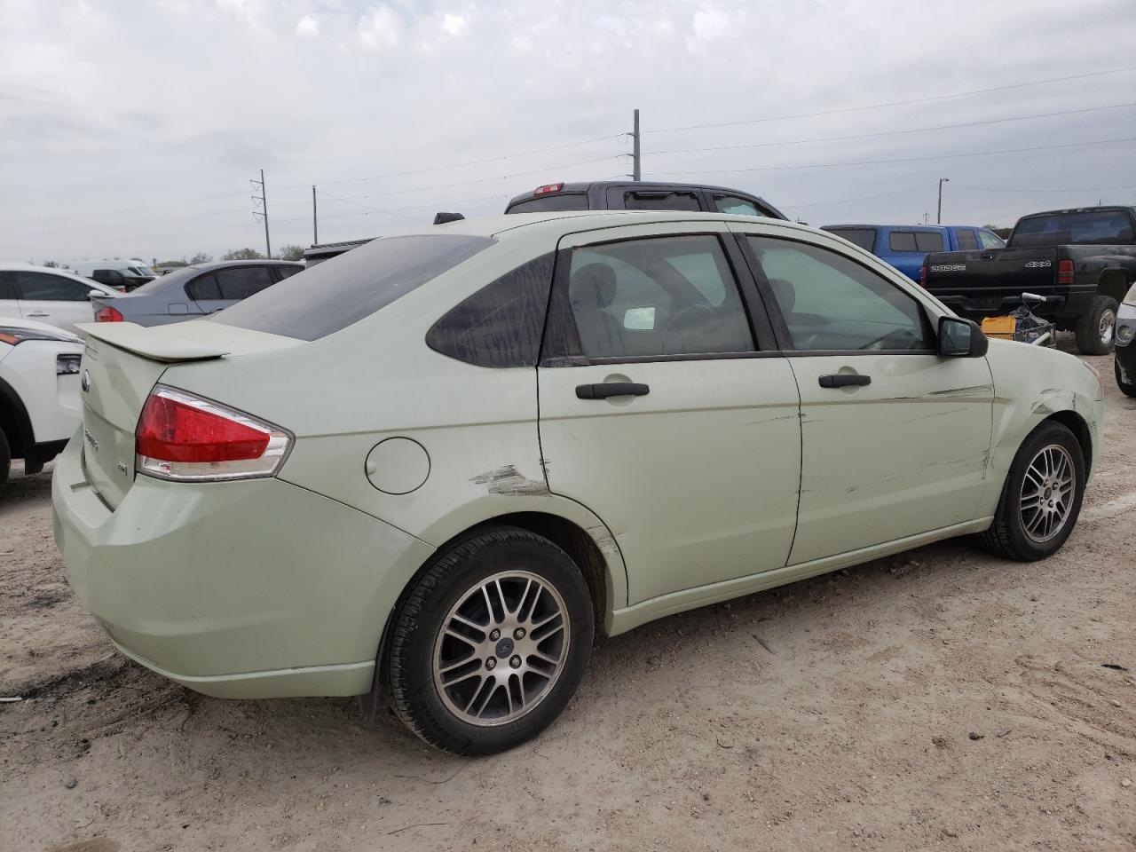 Photo 2 VIN: 1FAHP3FN0BW116310 - FORD FOCUS 