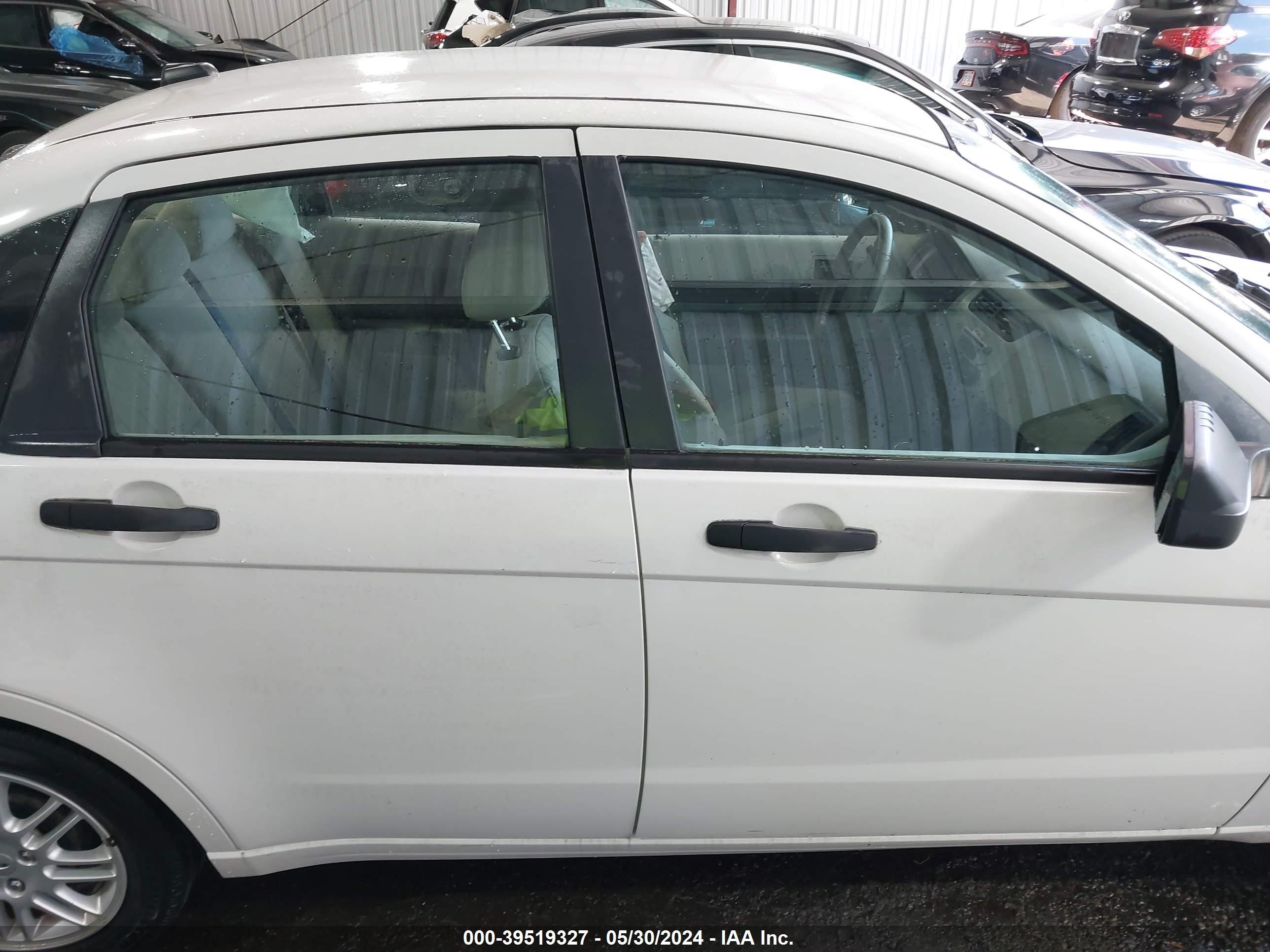 Photo 12 VIN: 1FAHP3FN1AW161772 - FORD FOCUS 