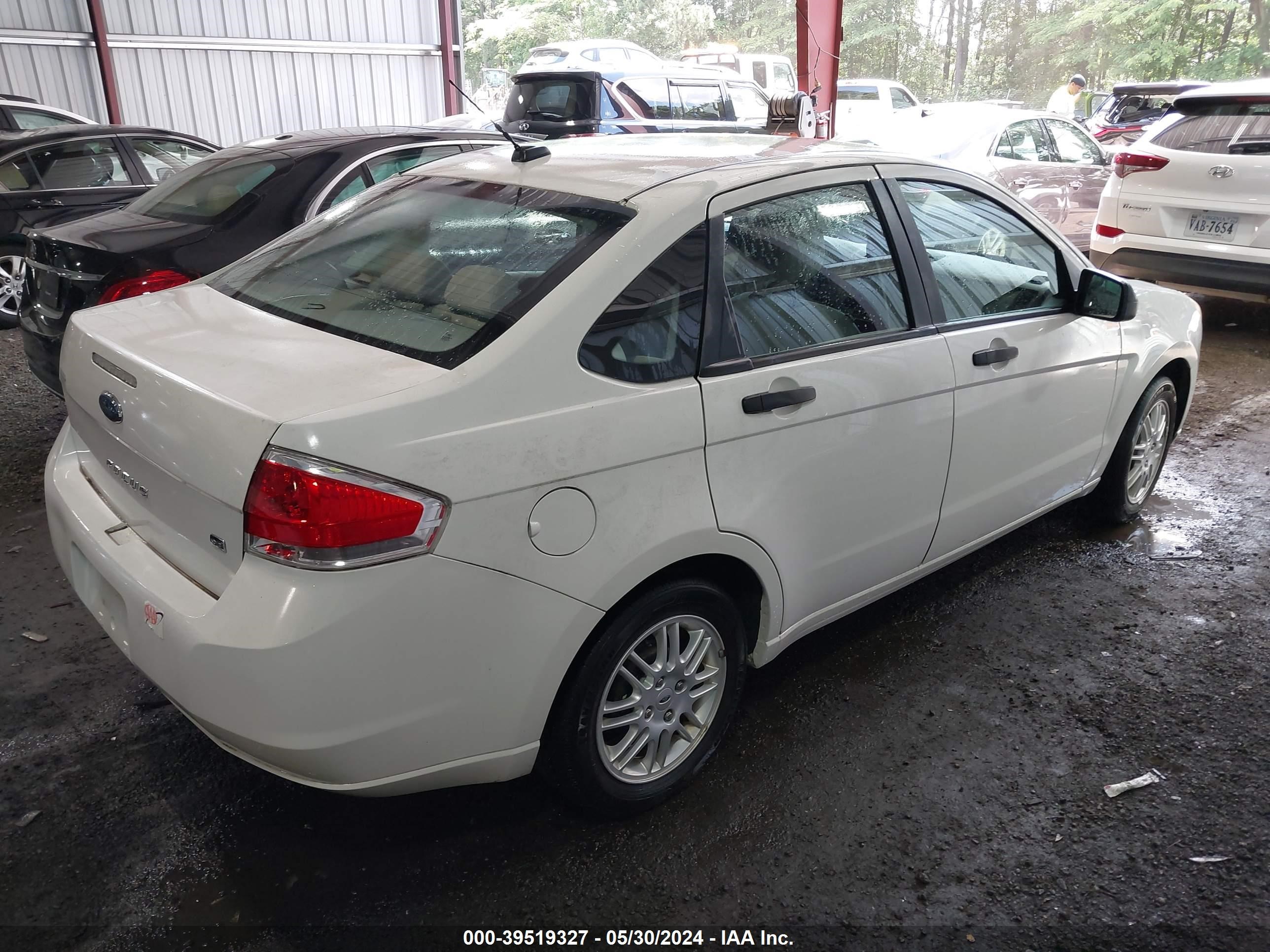 Photo 3 VIN: 1FAHP3FN1AW161772 - FORD FOCUS 