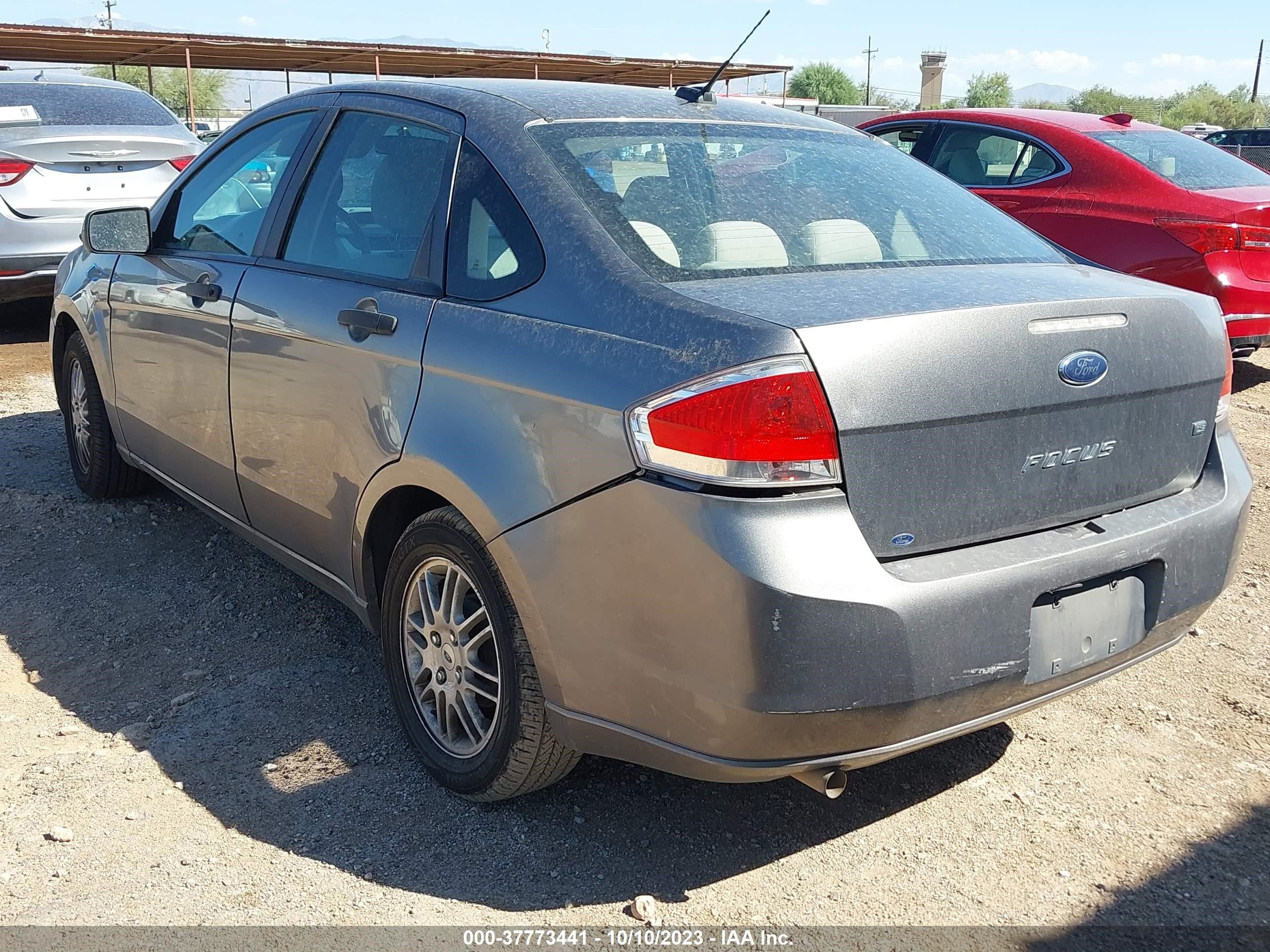 Photo 2 VIN: 1FAHP3FN2BW113134 - FORD FOCUS 