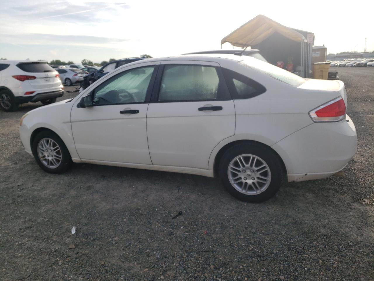 Photo 1 VIN: 1FAHP3FN2BW135456 - FORD FOCUS 